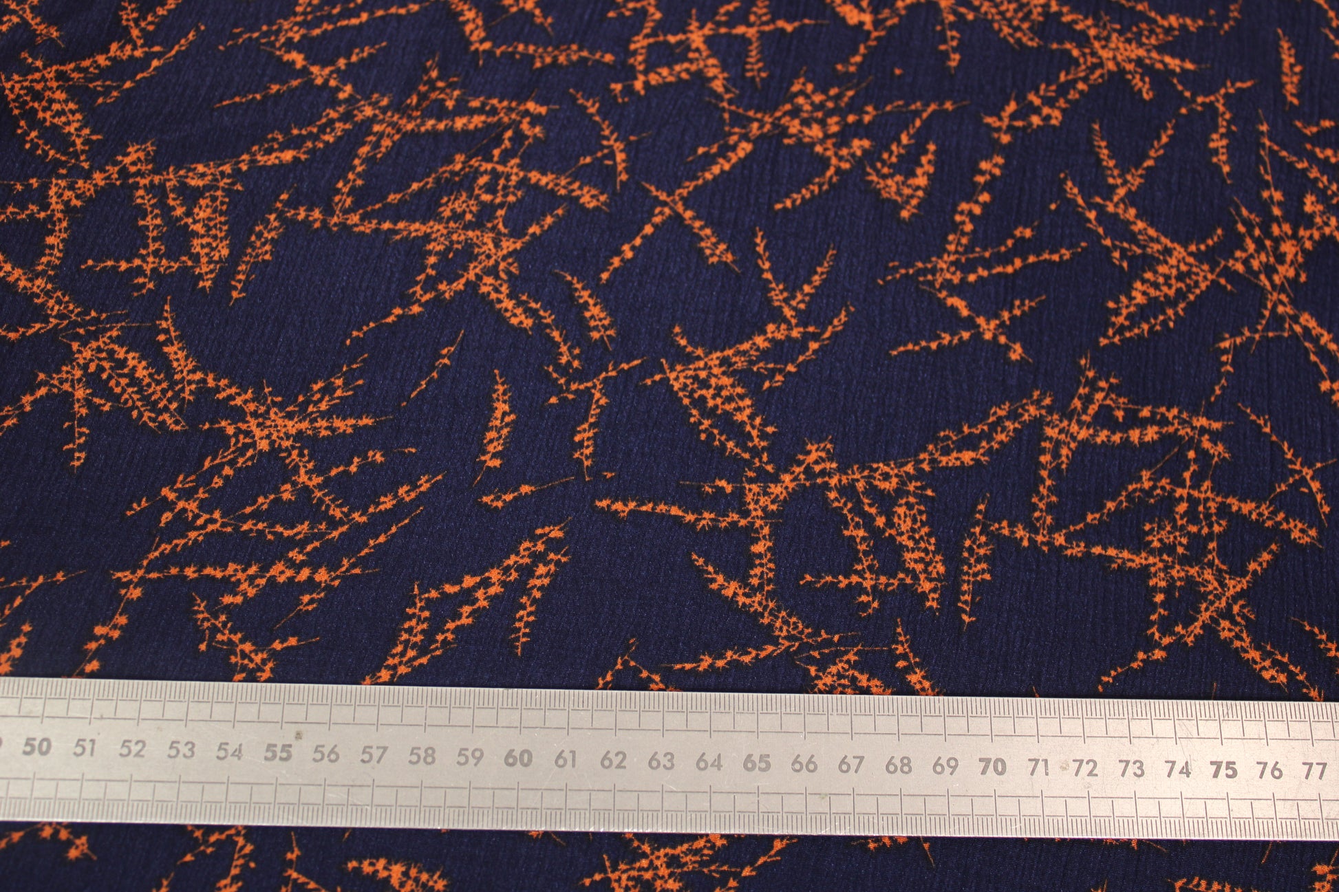 Tissu crêpon viscose - imprimé abstrait - ton bleu marine - photo 4/4 | So Tissus