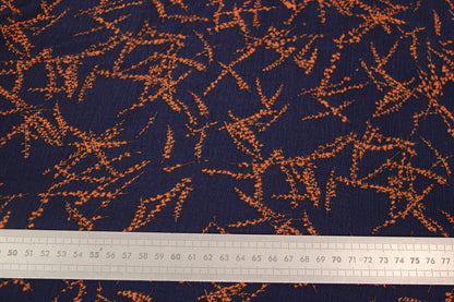 Tissu crêpon viscose - imprimé abstrait - ton bleu marine - photo 4/4 | So Tissus