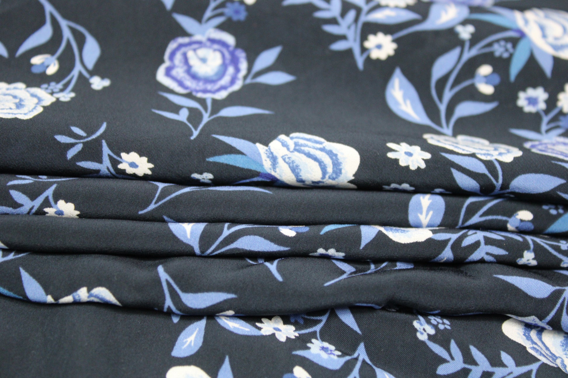 Tissu crêpe viscose - imprimé fleuri - ton bleu marine - photo 2/4 | So Tissus