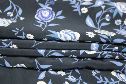 Tissu crêpe viscose - imprimé fleuri - ton bleu marine - photo 2/4 | So Tissus