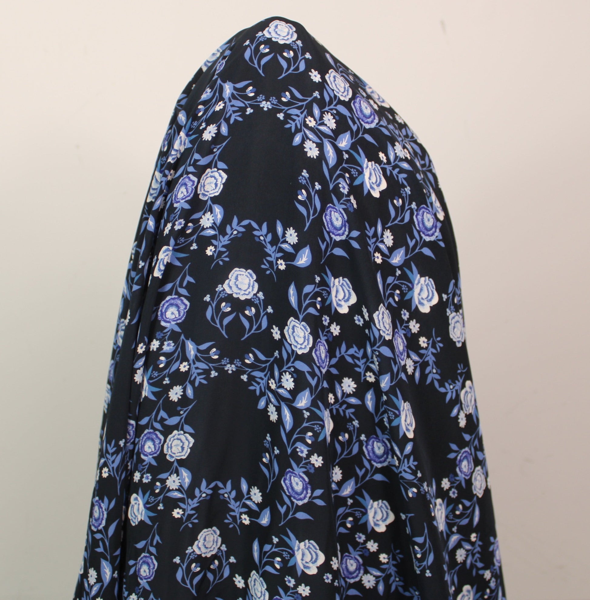 Tissu crêpe viscose - imprimé fleuri - ton bleu marine - photo 3/4 | So Tissus