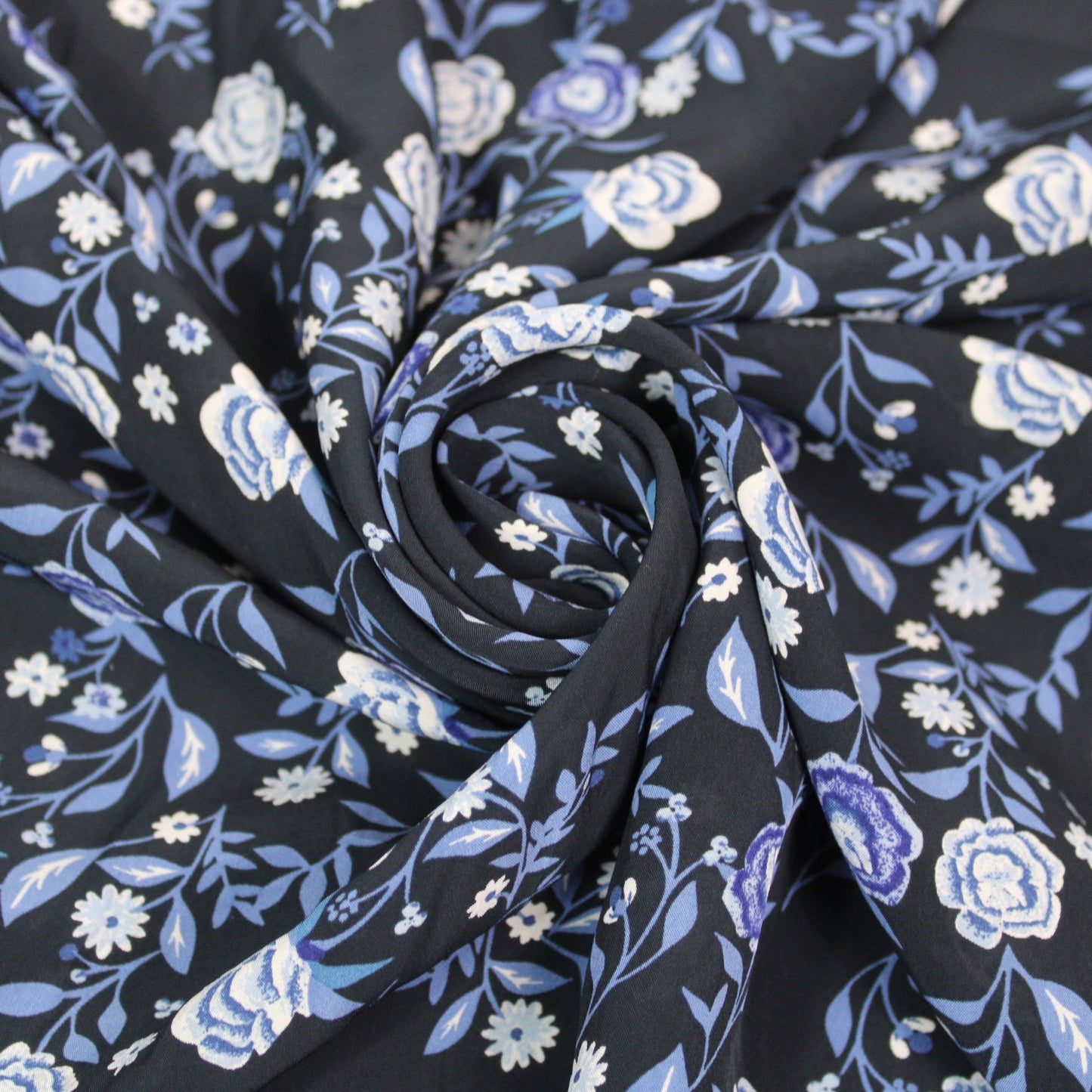Tissu crêpe viscose - imprimé fleuri - ton bleu marine - photo 1/4 | So Tissus