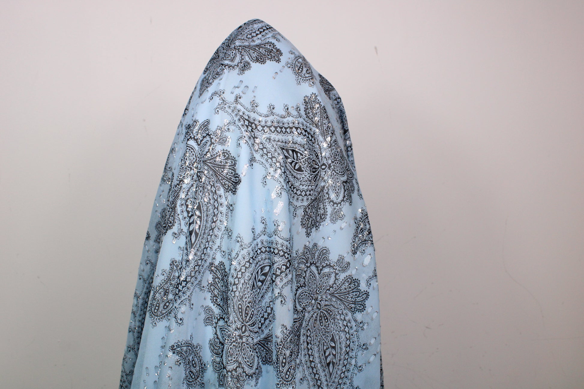 Tissu mousseline de soie- imprimé cachemire - ton bleu ciel et argenté - photo 3/5 | So Tissus