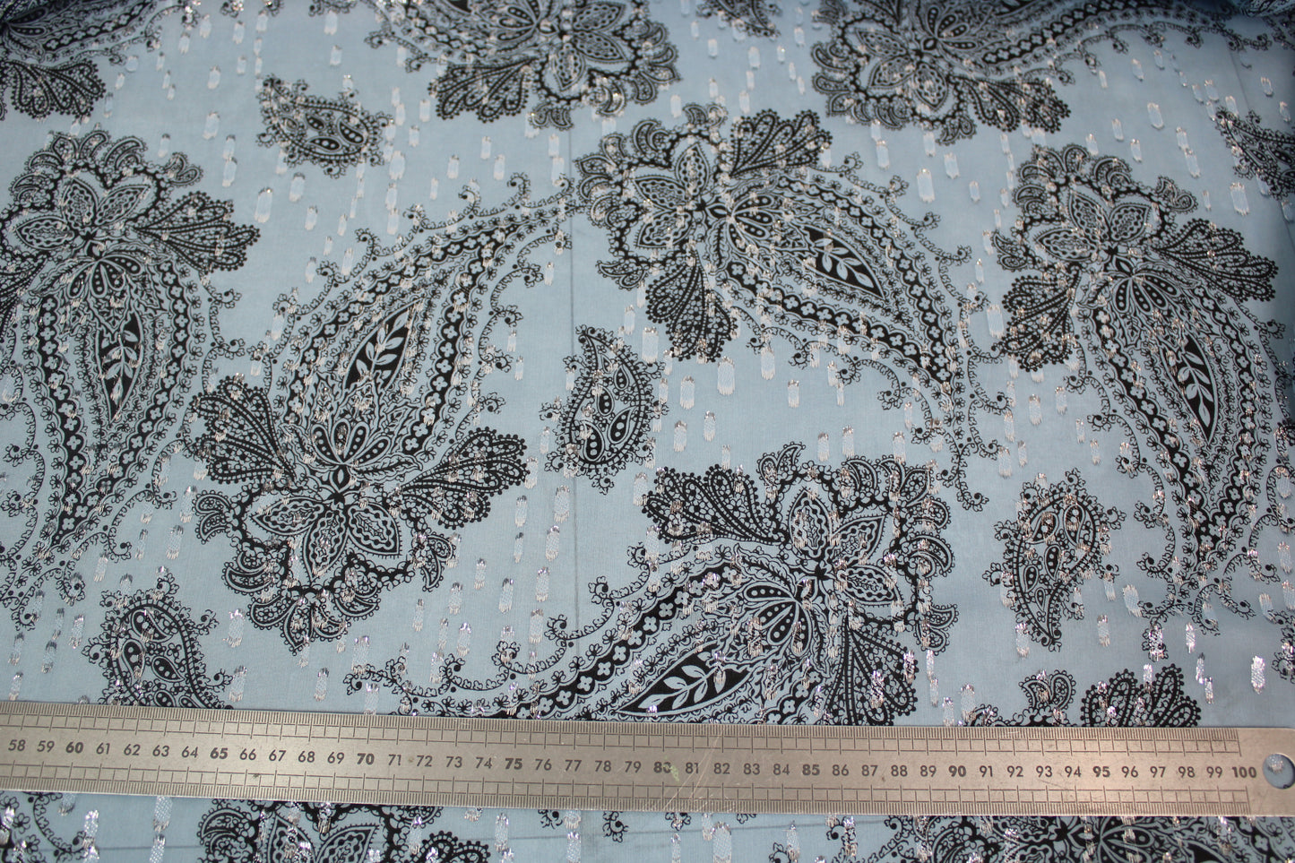 Tissu mousseline de soie- imprimé cachemire - ton bleu ciel et argenté - photo 4/5 | So Tissus
