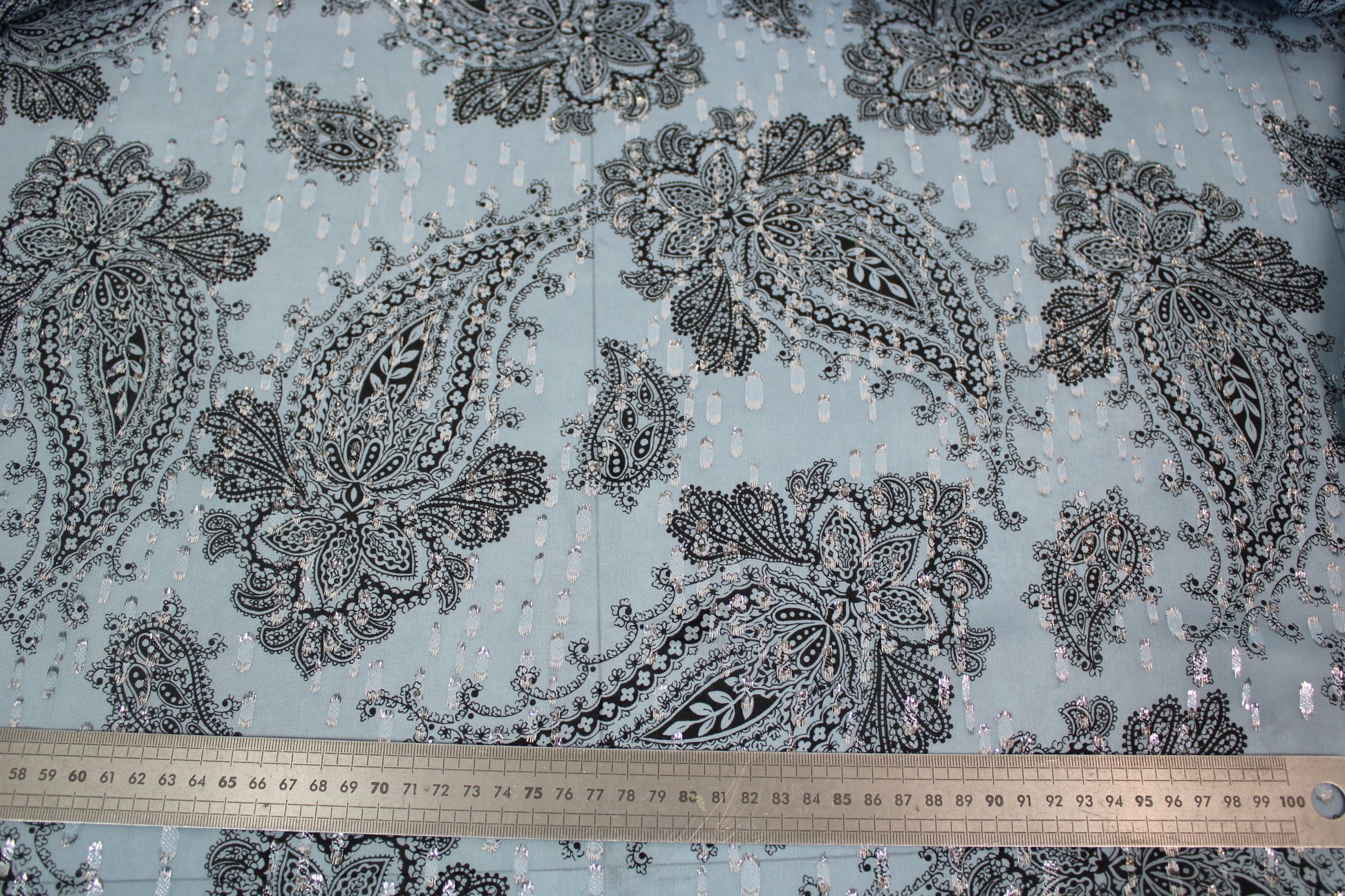 Tissu mousseline de soie- imprimé cachemire - ton bleu ciel et argenté - photo 4/5 | So Tissus