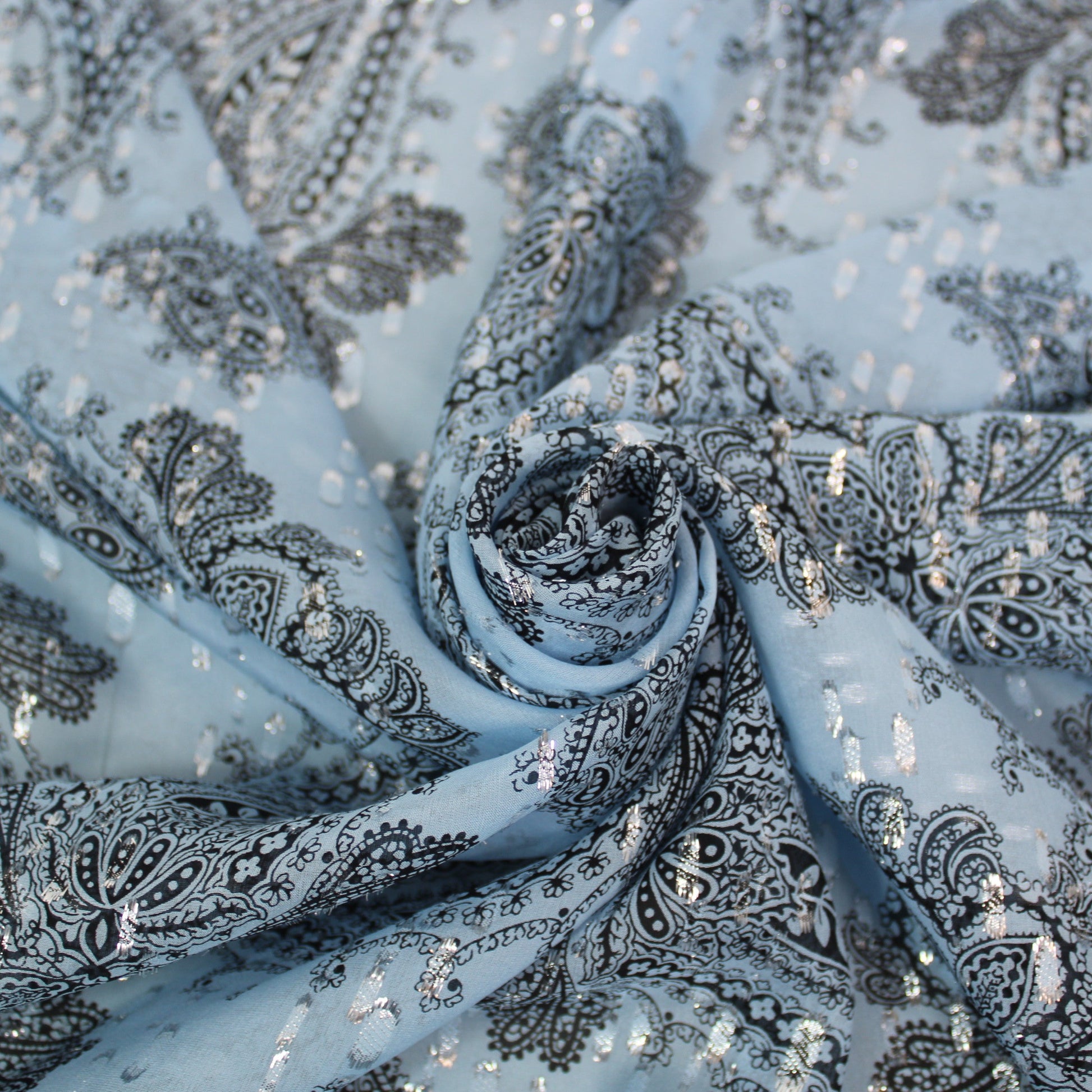 Tissu mousseline de soie- imprimé cachemire - ton bleu ciel et argenté - photo 1/5 | So Tissus
