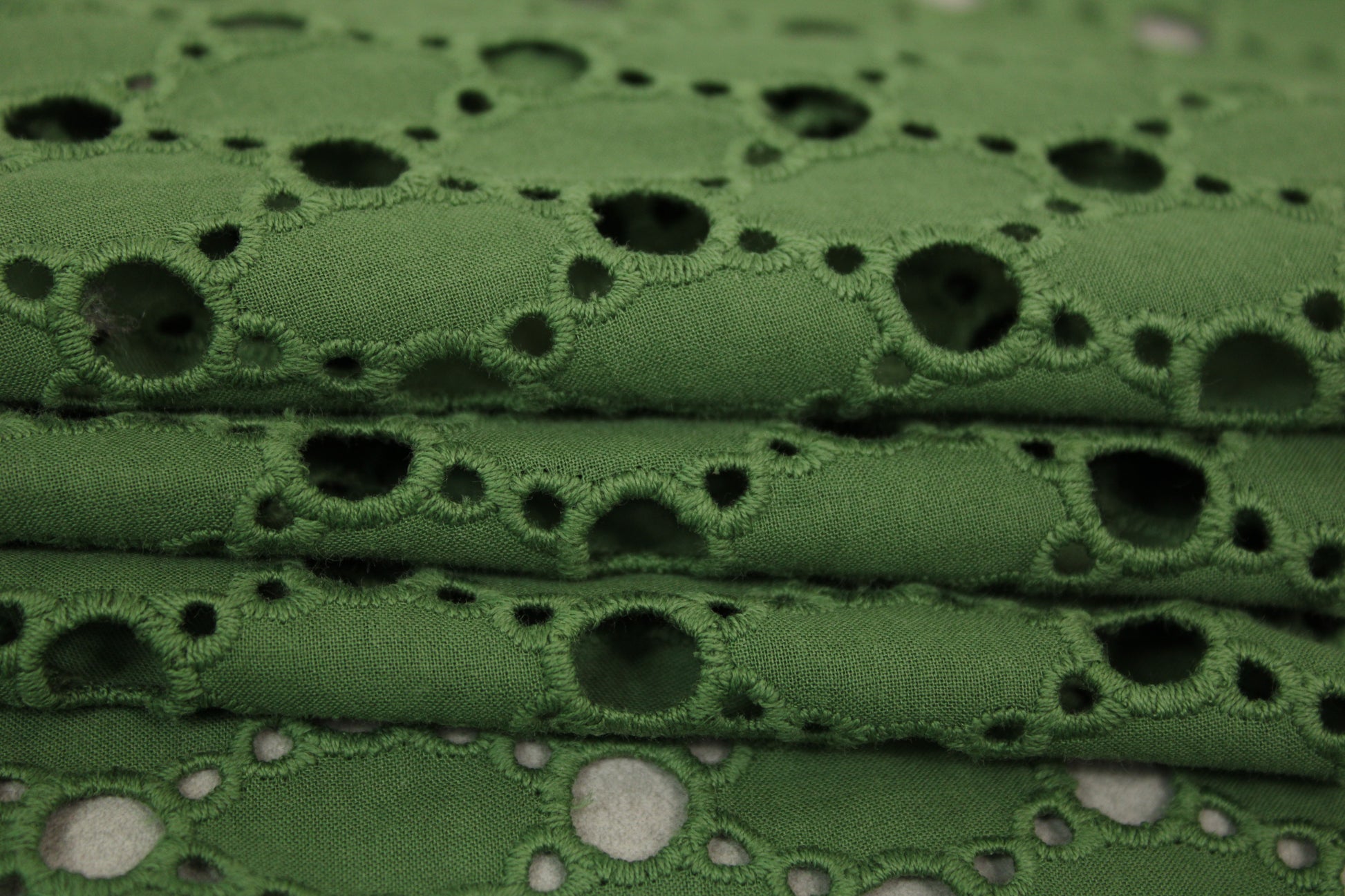 Tissu broderie anglaise - kaki - photo 2/3 | So Tissus