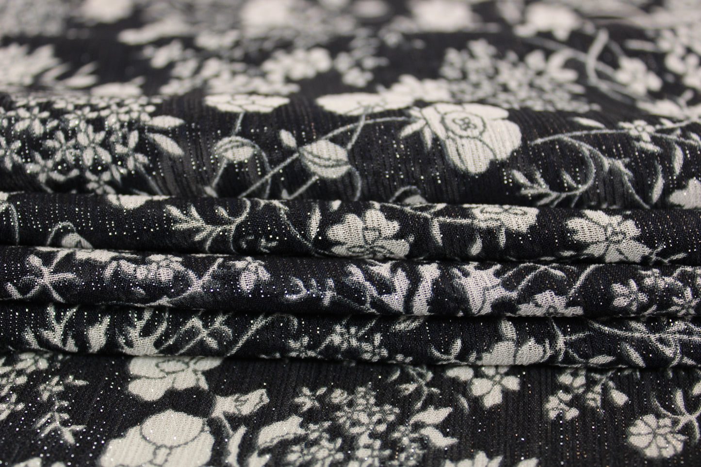Tissu mousseline - imprimé fleuri - noir, blanc et lurex - photo 2/5 | So Tissus