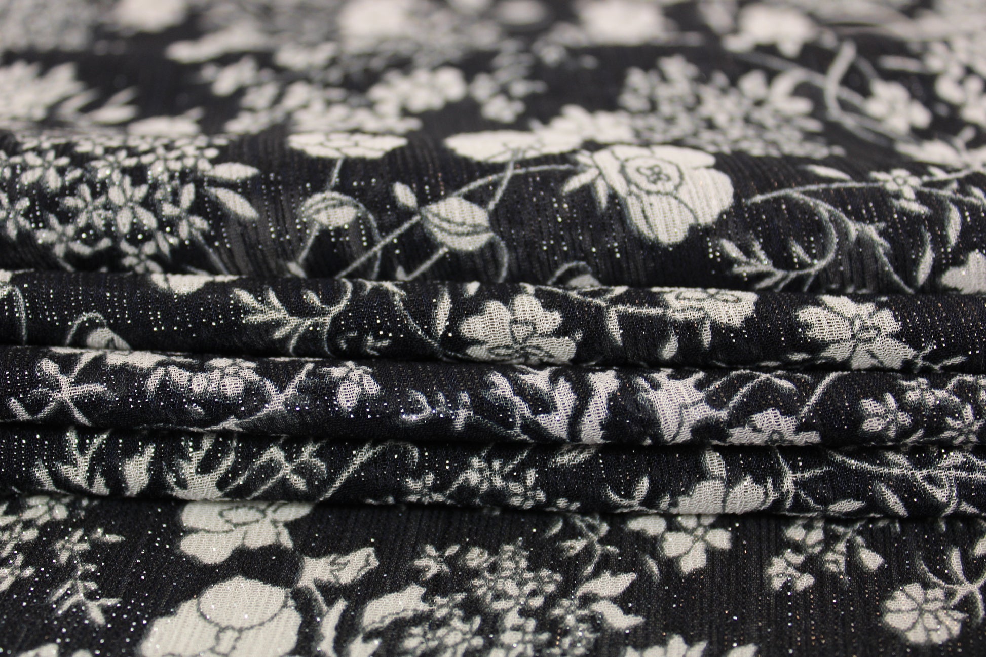 Tissu mousseline - imprimé fleuri - noir, blanc et lurex - photo 2/5 | So Tissus