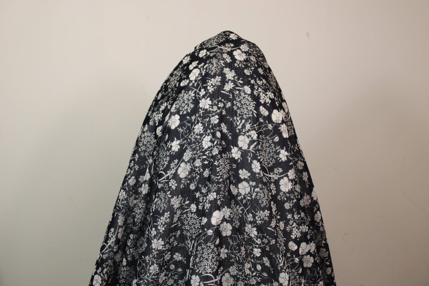 Tissu mousseline - imprimé fleuri - noir, blanc et lurex - photo 3/5 | So Tissus