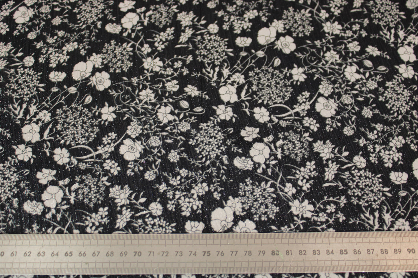 Tissu mousseline - imprimé fleuri - noir, blanc et lurex - photo 4/5 | So Tissus