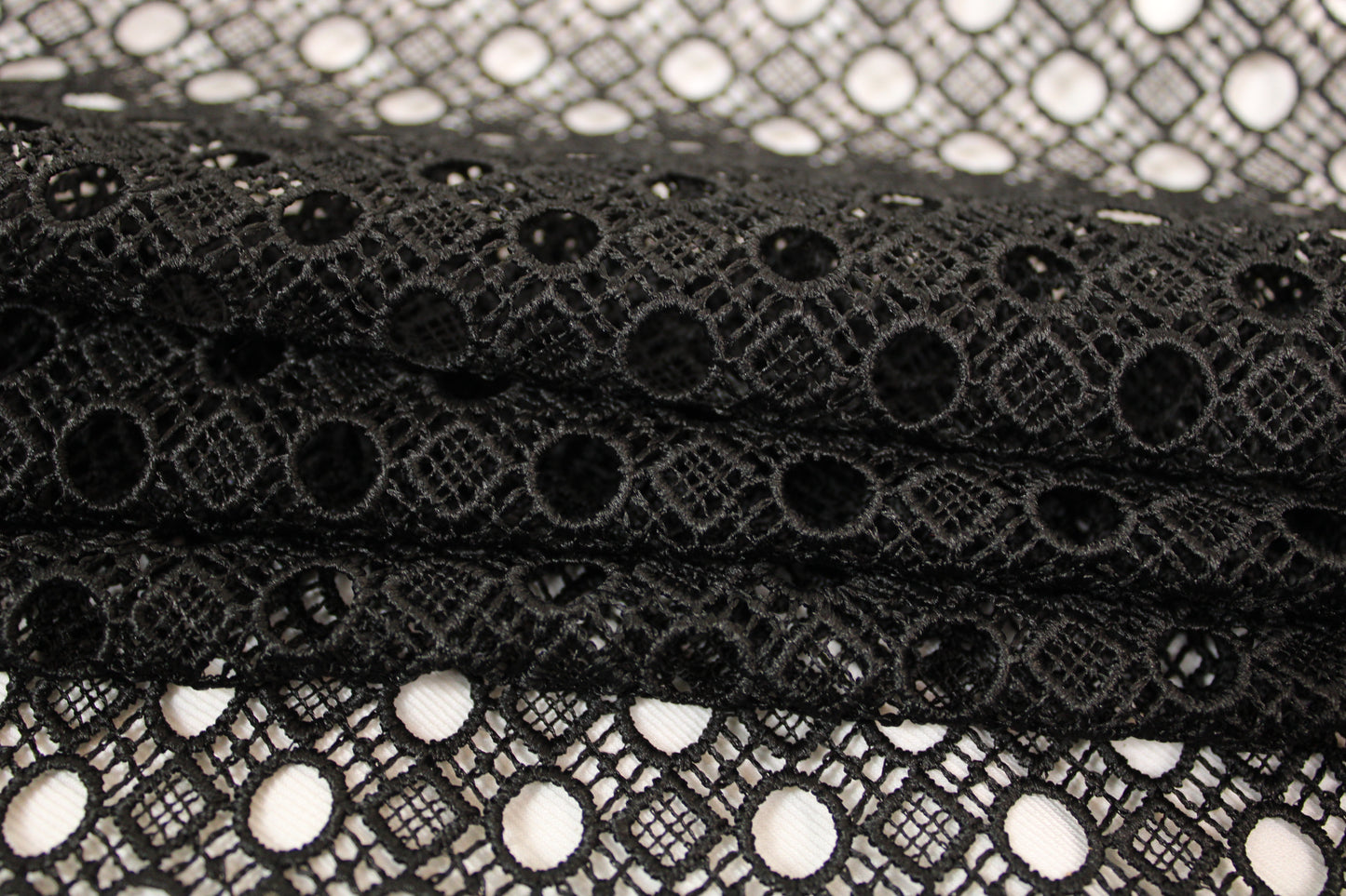Tissu guipure noire - motif circulaire - photo 2/4 | So Tissus