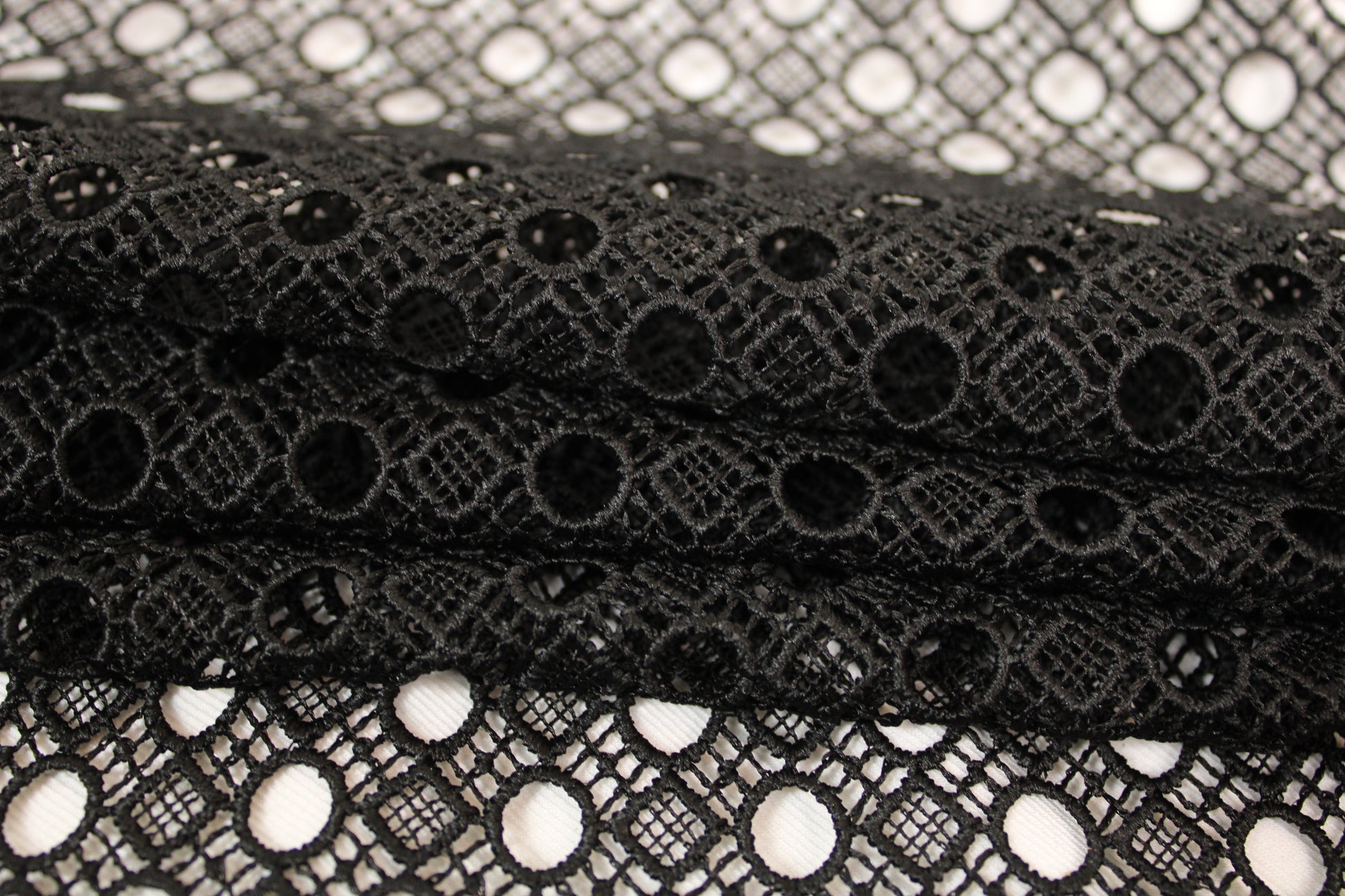 Tissu guipure noire - motif circulaire - photo 2/4 | So Tissus