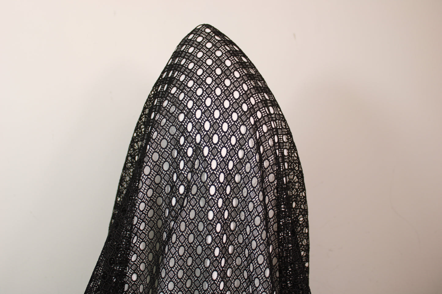 Tissu guipure noire - motif circulaire - photo 3/4 | So Tissus