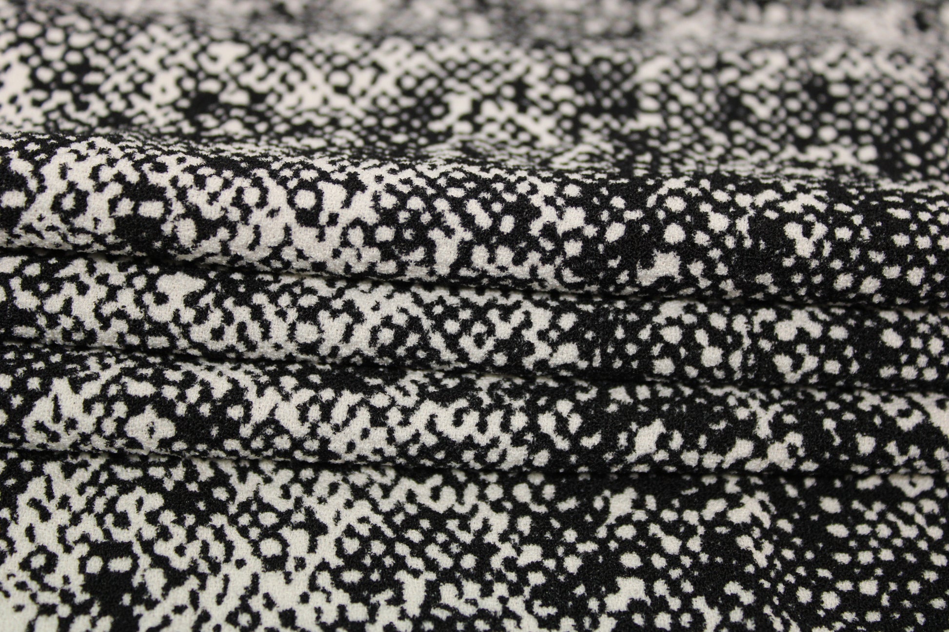 Tissu crêpe texturé - imprimé tacheté - noir et blanc - photo 2/3 | So Tissus