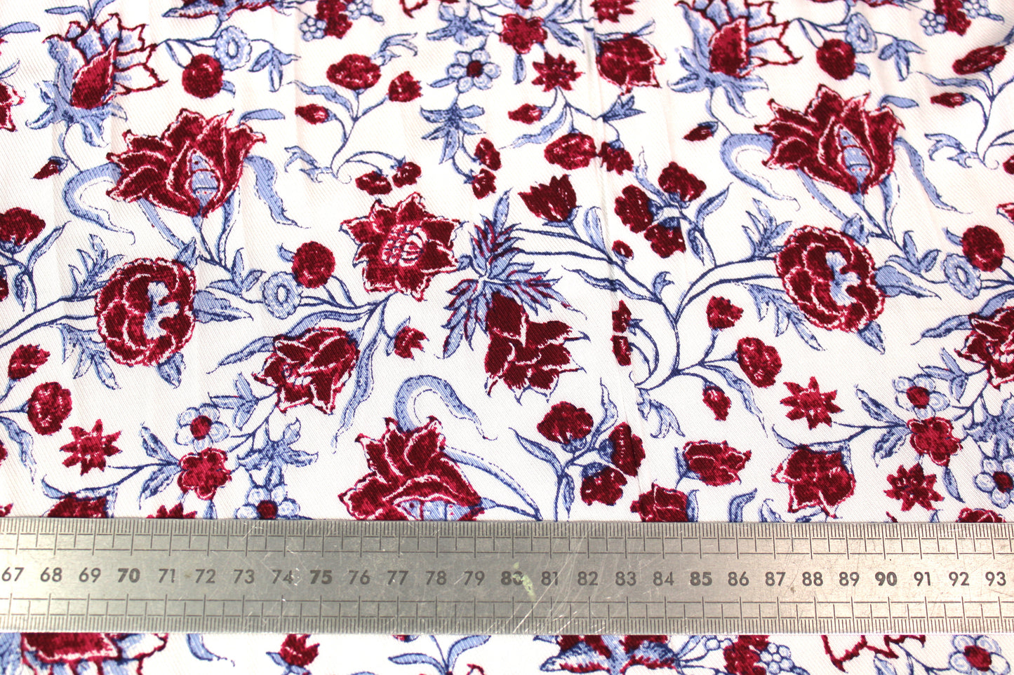 Tissu viscose - imprimé fleurs lie de vin - photo 4/4 | So Tissus