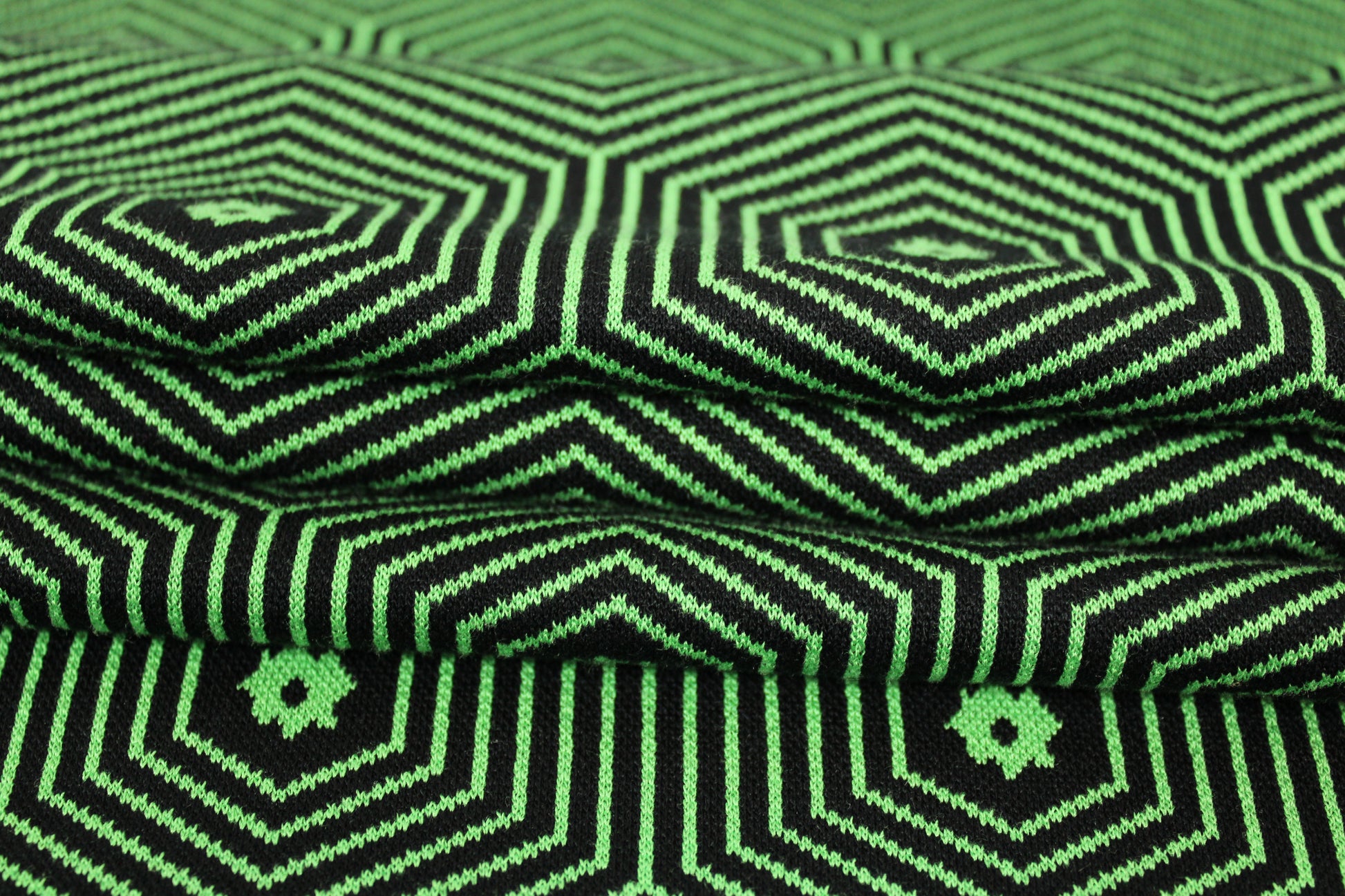 Tissu maille - imprimé géométrique - noir et vert - photo 2/4 | So Tissus