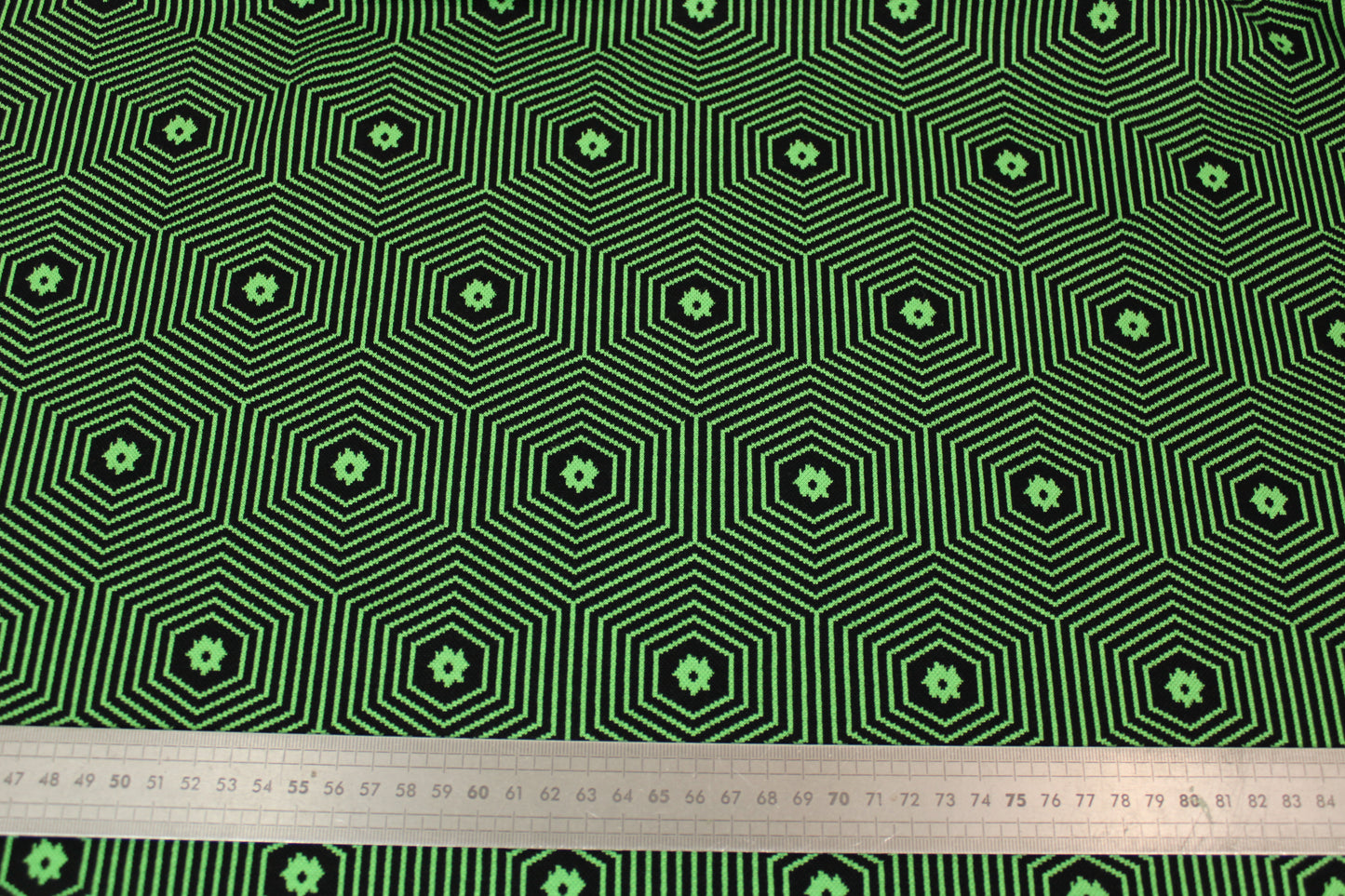 Tissu maille - imprimé géométrique - noir et vert - photo 4/4 | So Tissus