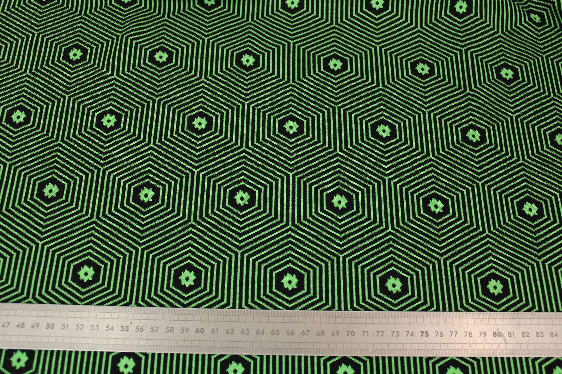 Tissu maille - imprimé géométrique - noir et vert - photo 4/4 | So Tissus