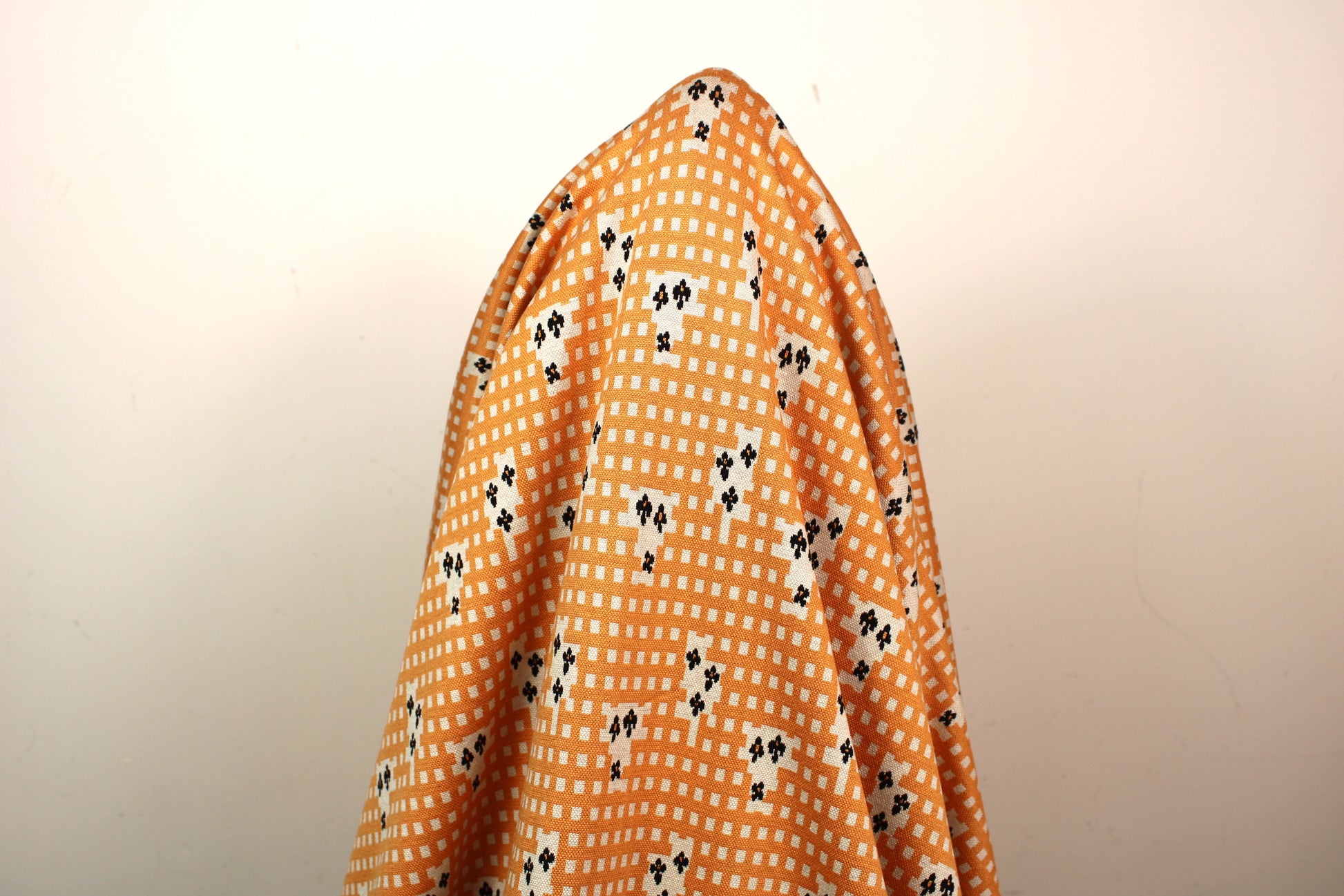 Tissu maille - imprimé géométrique - moutarde et beige - photo 3/4 | So Tissus