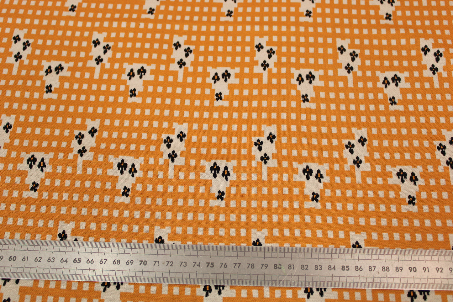 Tissu maille - imprimé géométrique - moutarde et beige - photo 4/4 | So Tissus