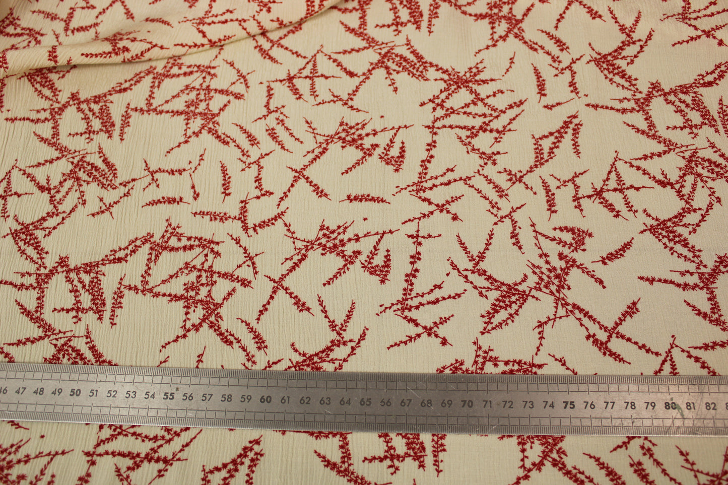 Tissu crêpon viscose - imprimé abstrait - blanc cassé et rouge - photo 4/4 | So Tissus