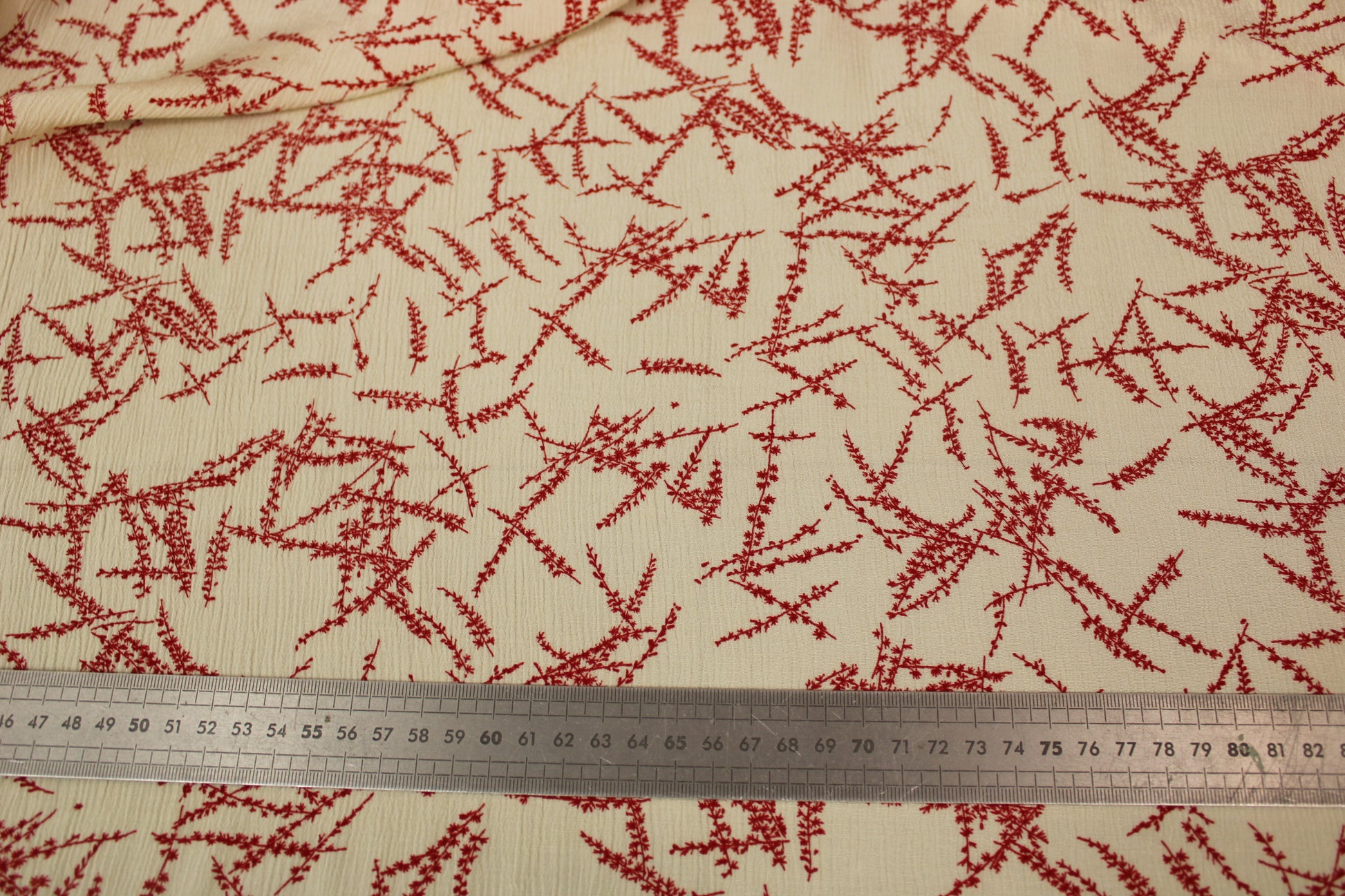 Tissu crêpon viscose - imprimé abstrait - blanc cassé et rouge - photo 4/4 | So Tissus