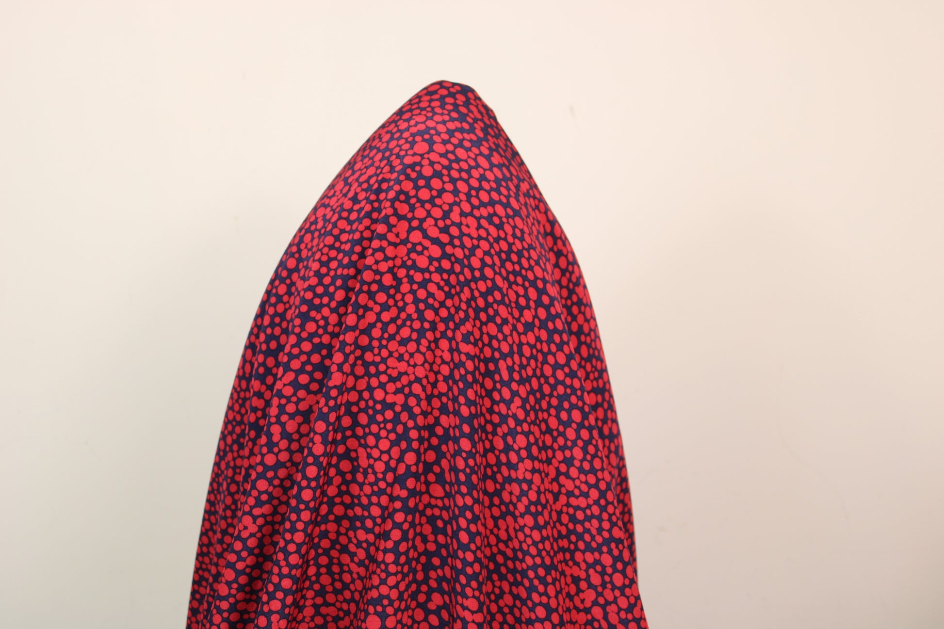Tissu crêpe viscose - imprimé à pois - rouge et bleu marine - photo 3/4 | So Tissus