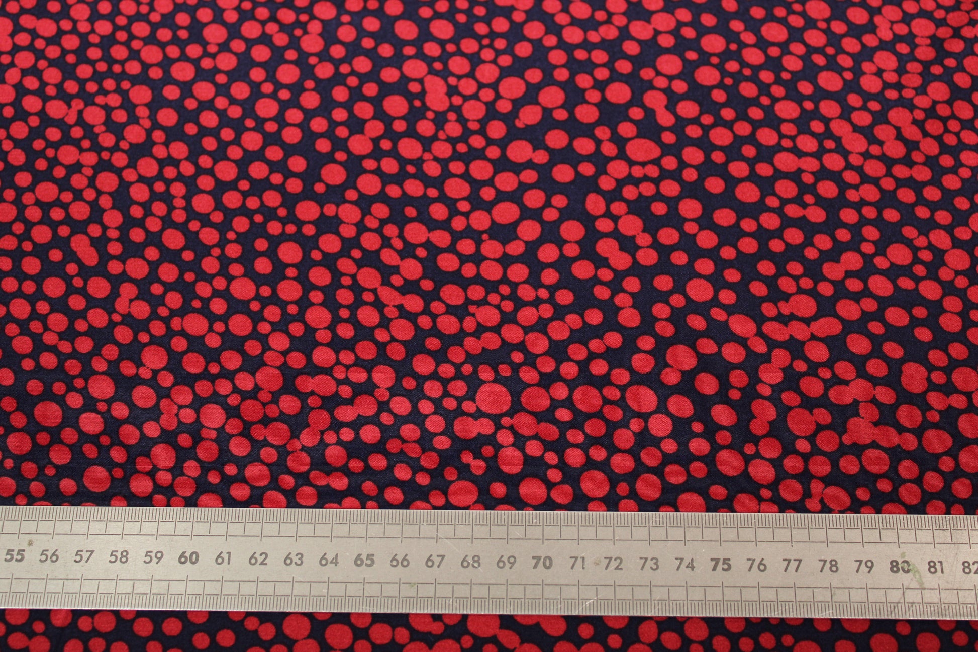 Tissu crêpe viscose - imprimé à pois - rouge et bleu marine - photo 4/4 | So Tissus