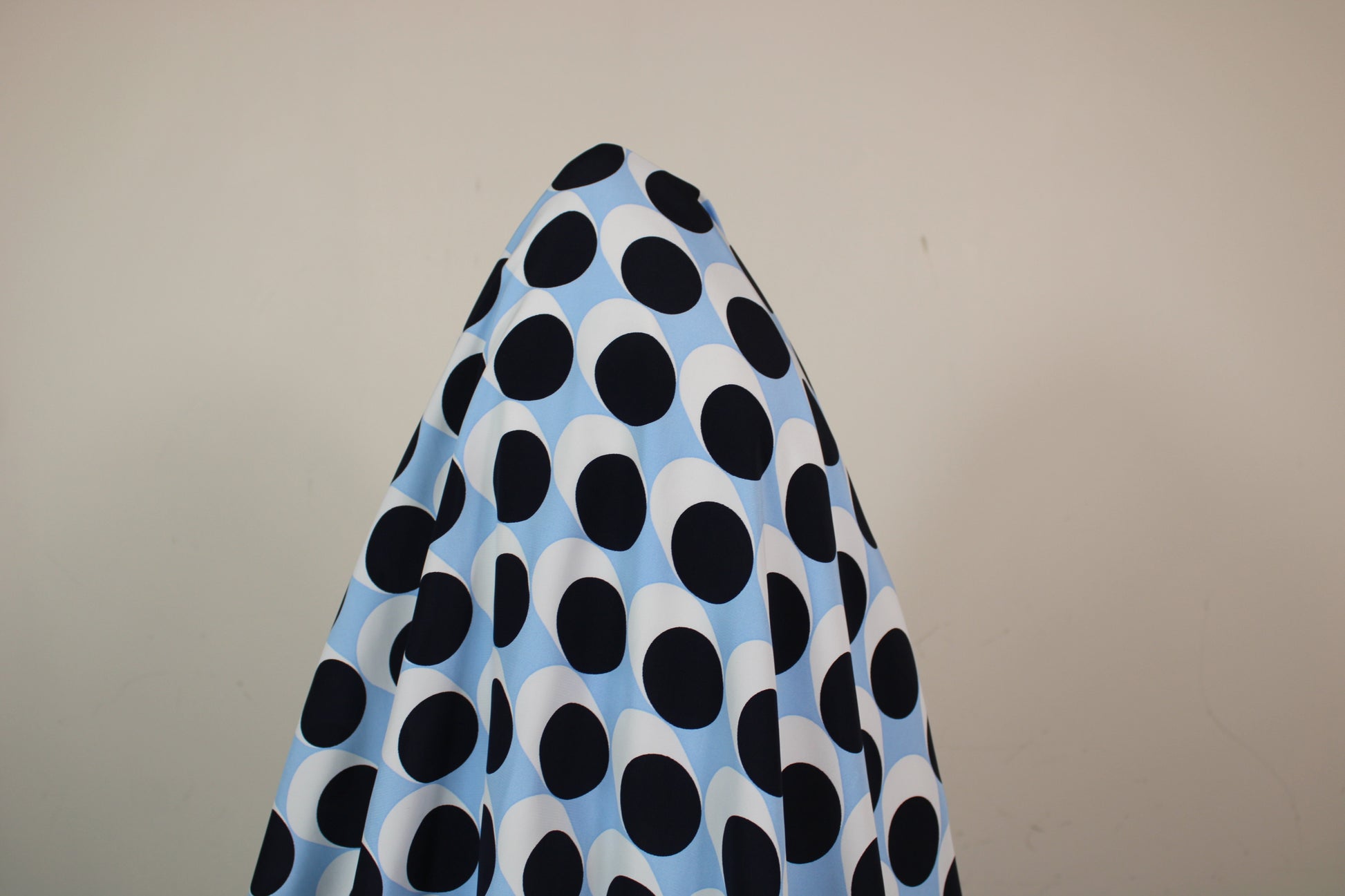 Tissu viscose - imprimé géométrique - ton bleu - photo 4/4 | So Tissus