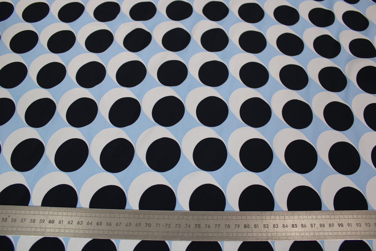 Tissu viscose - imprimé géométrique - ton bleu - photo 3/4 | So Tissus