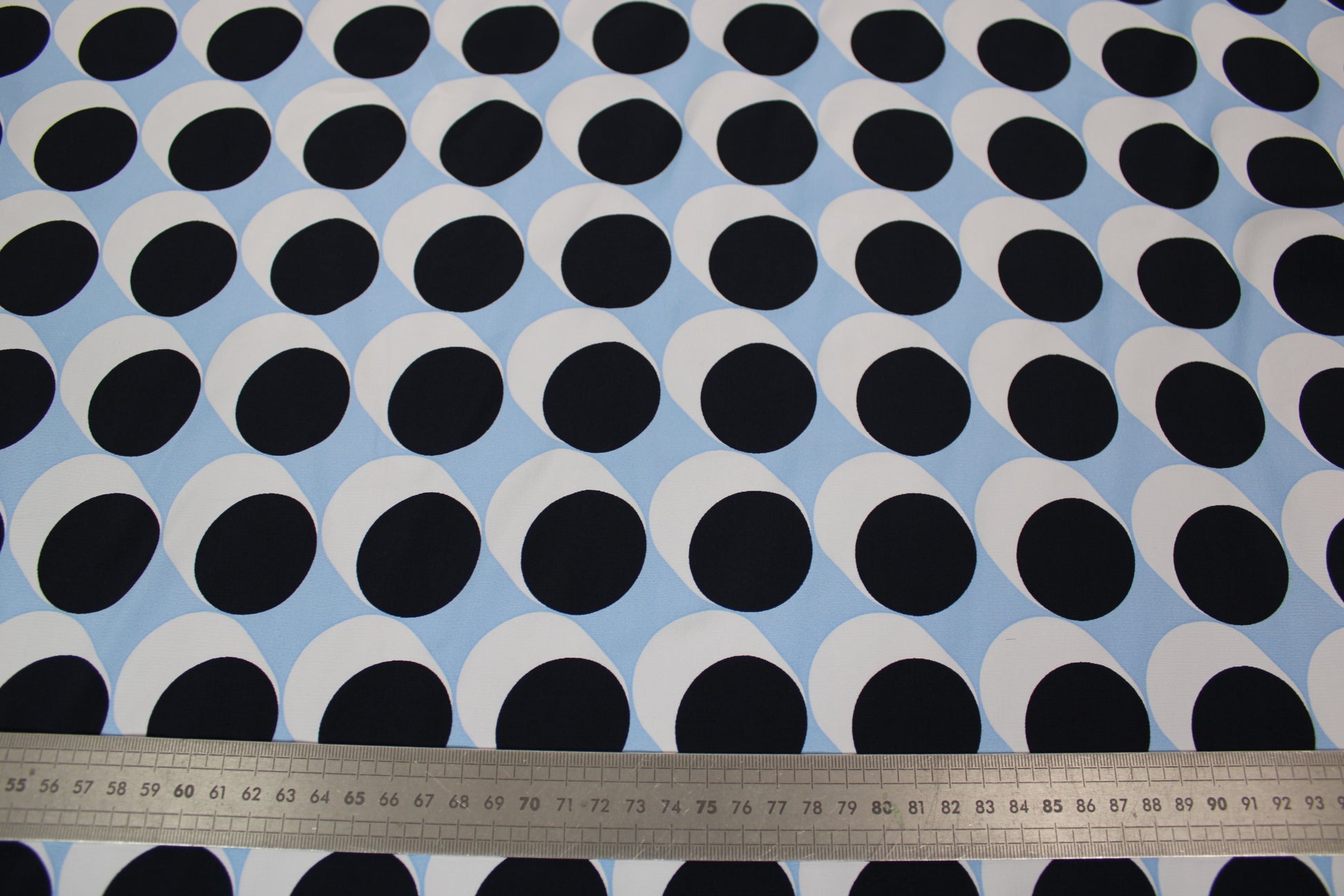 Tissu viscose - imprimé géométrique - ton bleu - photo 3/4 | So Tissus