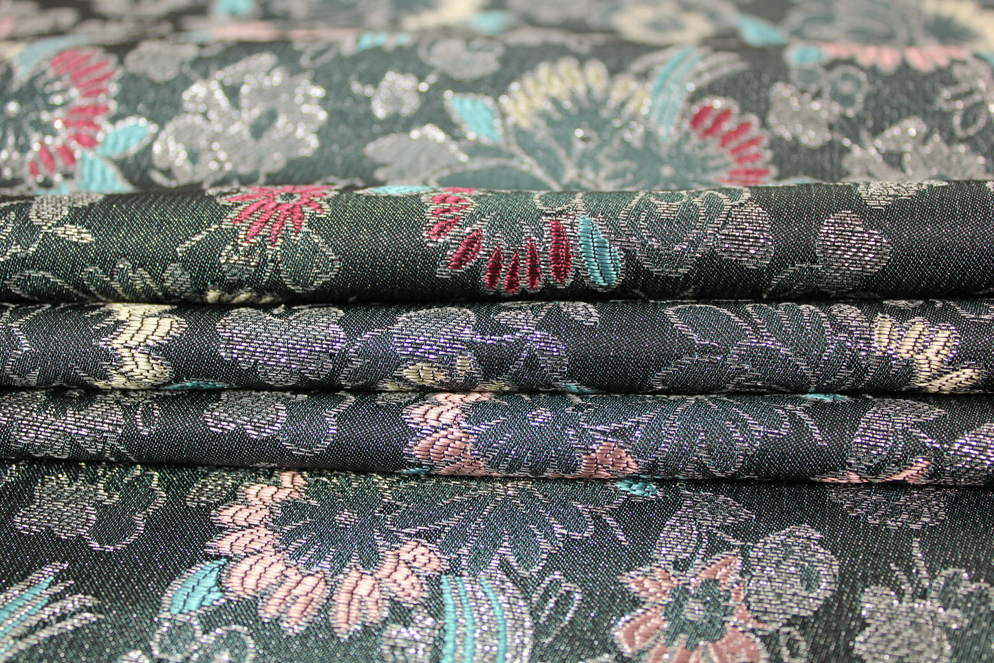 Tissu brocart motif fleuri - gris et argenté - photo 2/4 | So Tissus