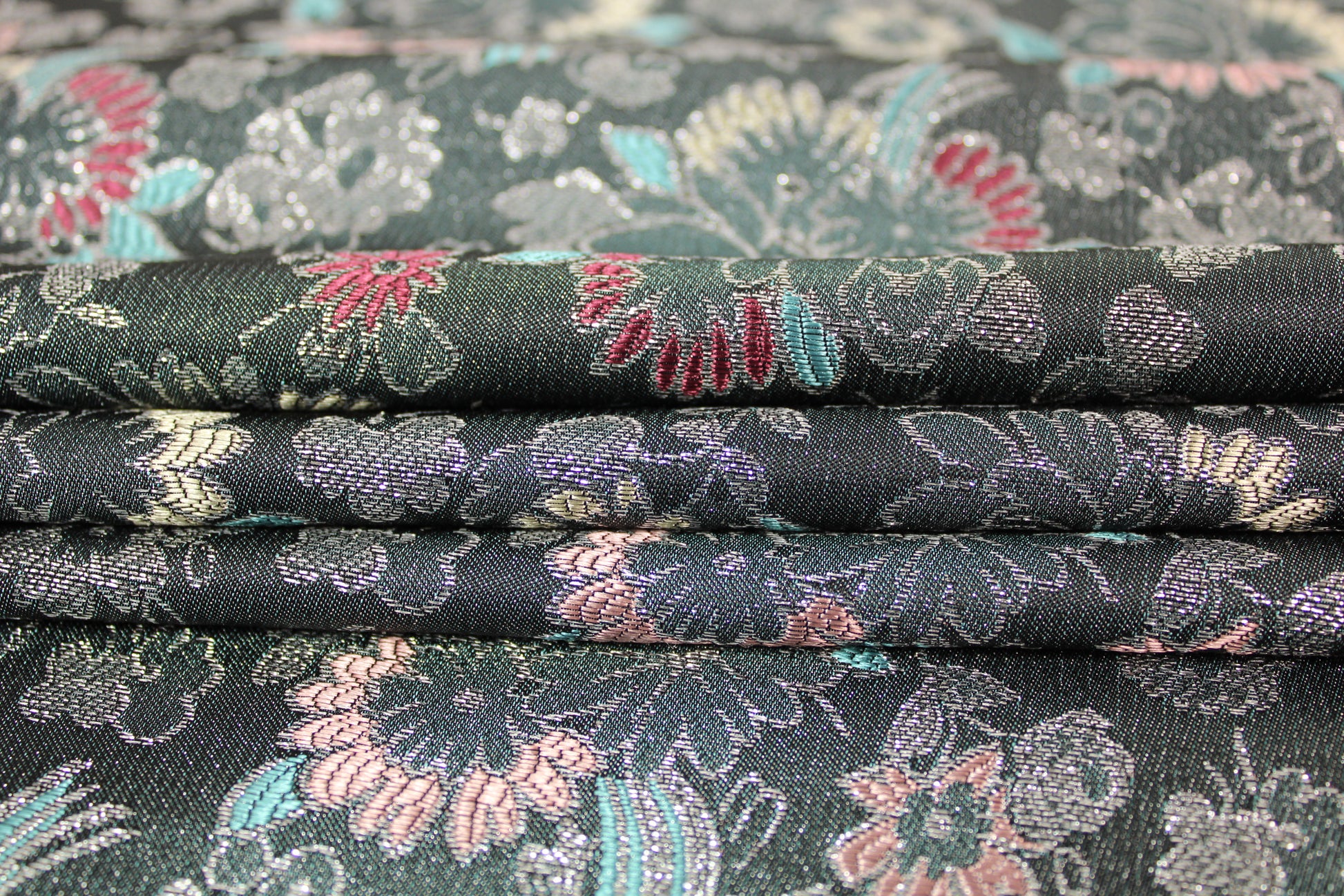 Tissu brocart motif fleuri - gris et argenté - photo 2/4 | So Tissus