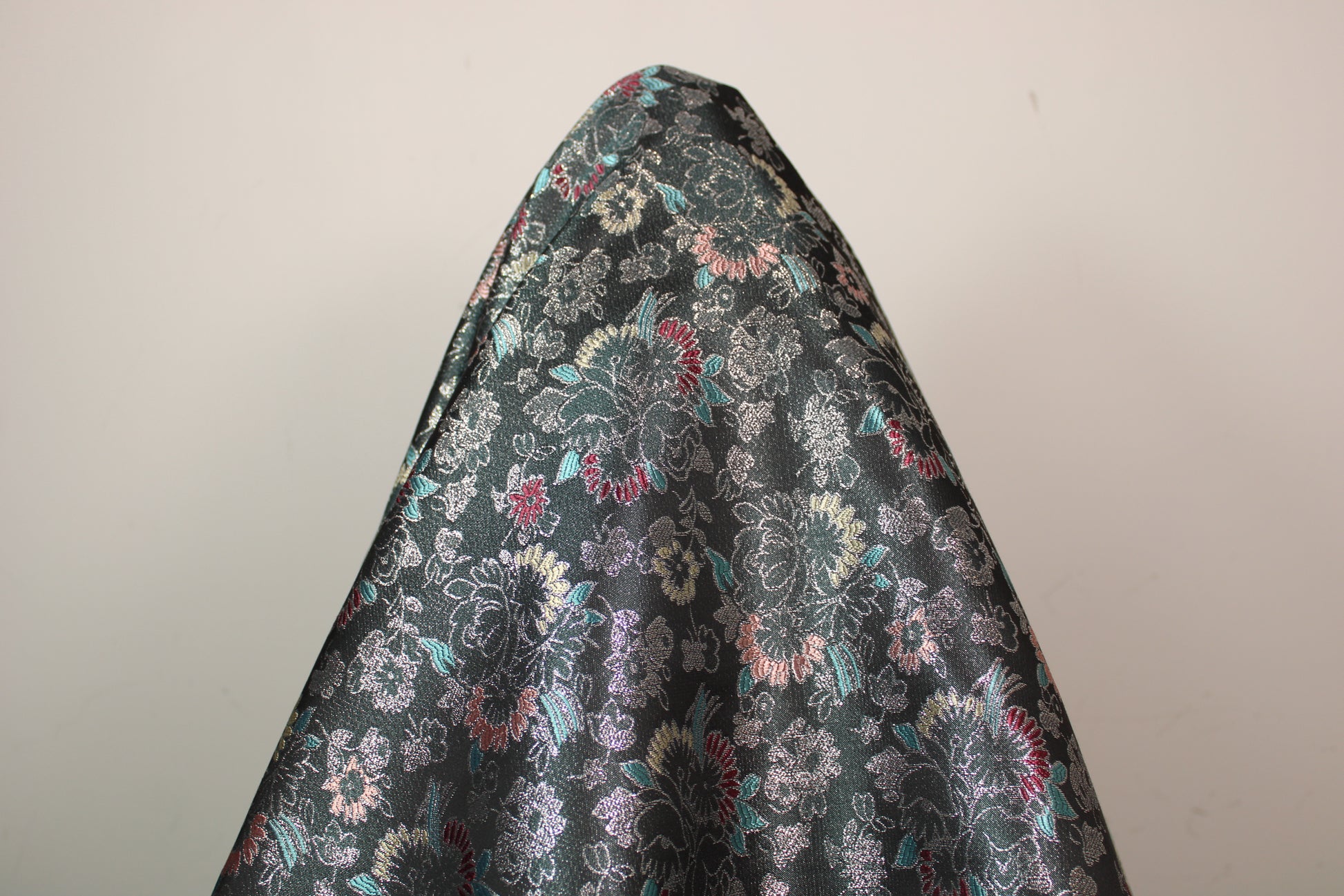 Tissu brocart motif fleuri - gris et argenté - photo 4/4 | So Tissus