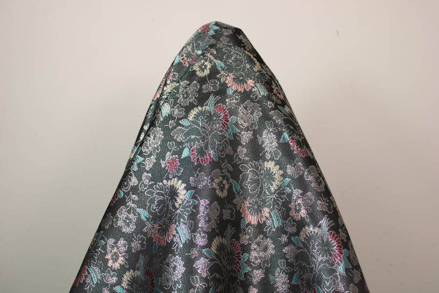 Tissu brocart motif fleuri - gris et argenté