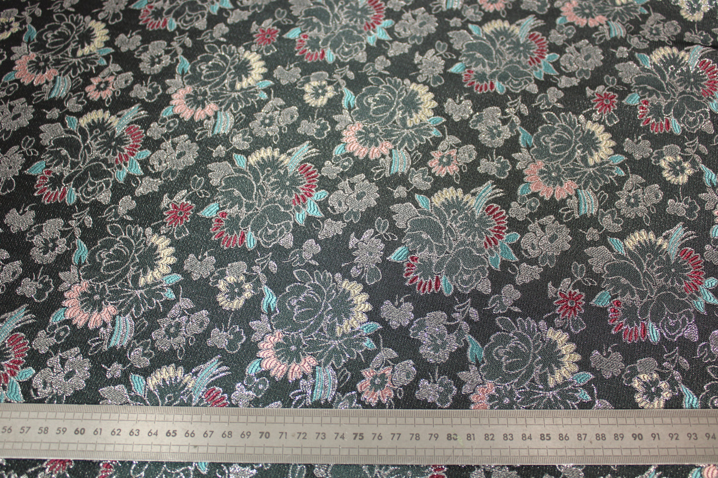 Tissu brocart motif fleuri - gris et argenté - photo 3/4 | So Tissus