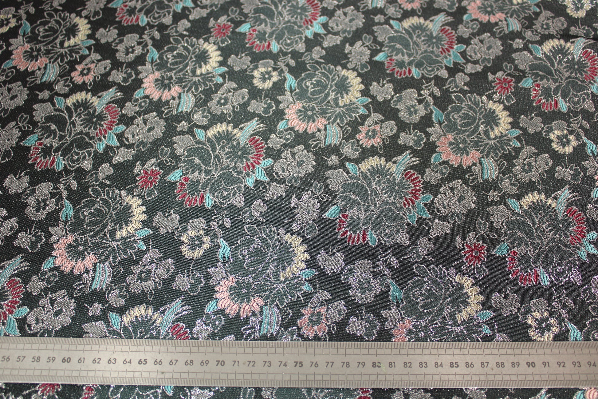 Tissu brocart motif fleuri - gris et argenté - photo 3/4 | So Tissus
