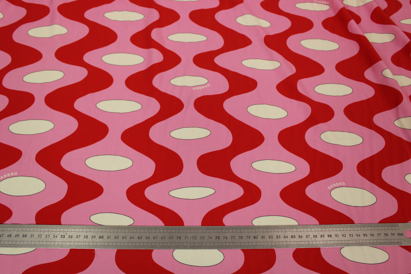 Tissu viscose - imprimé géométrique - rose et rouge - photo 3/4 | So Tissus