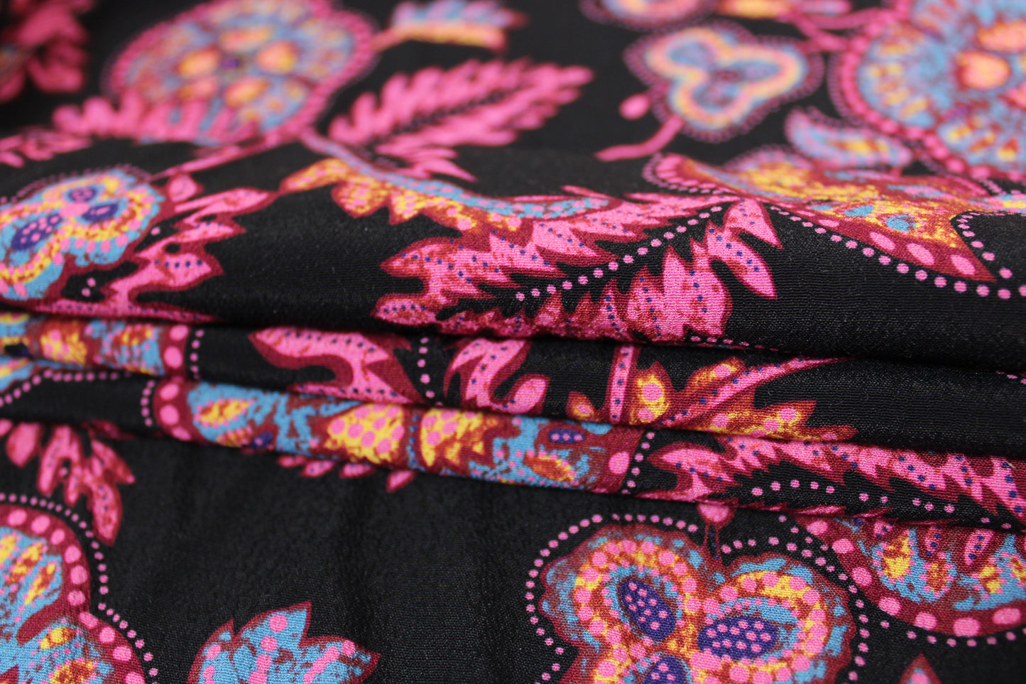 Tissu crêpe viscose - imprimé cachemire fleuri - rose et noir - photo 2/4 | So Tissus