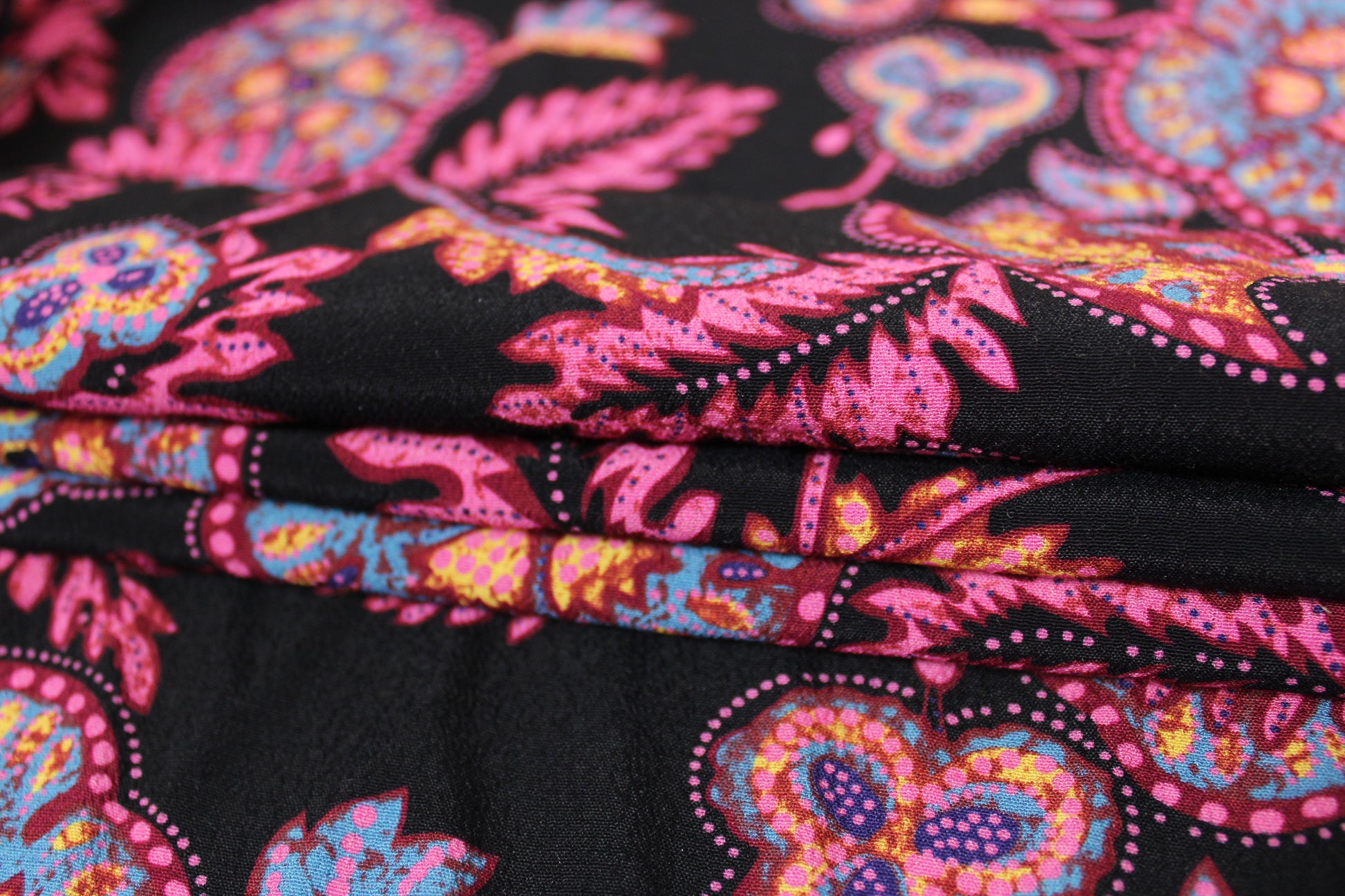 Tissu crêpe viscose - imprimé cachemire fleuri - rose et noir - photo 2/4 | So Tissus