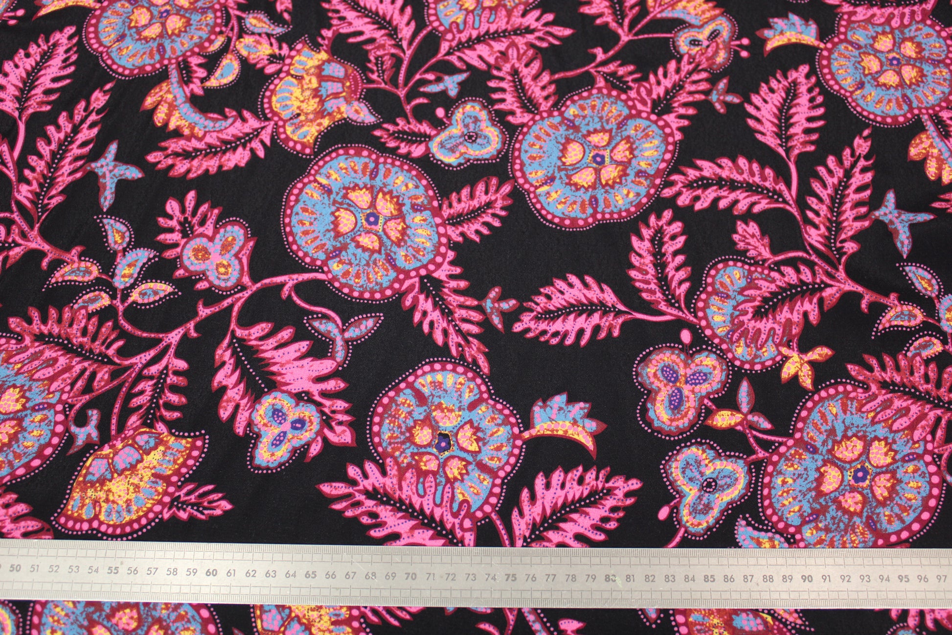Tissu crêpe viscose - imprimé cachemire fleuri - rose et noir - photo 4/4 | So Tissus