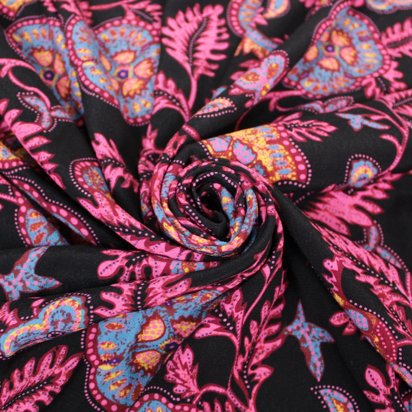 Tissu crêpe viscose - imprimé cachemire fleuri - rose et noir - photo 1/4 | So Tissus