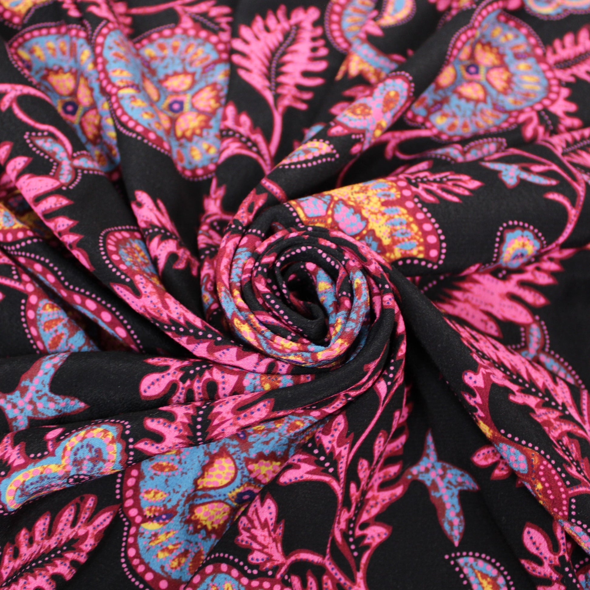 Tissu crêpe viscose - imprimé cachemire fleuri - rose et noir - photo 1/4 | So Tissus