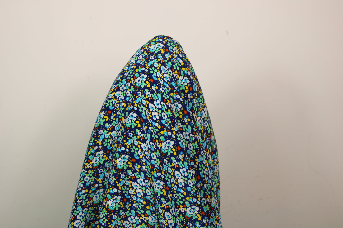 Tissu crêpe de chine 100% soie - imprimé fleuri - ton bleu - photo 4/4 | So Tissus