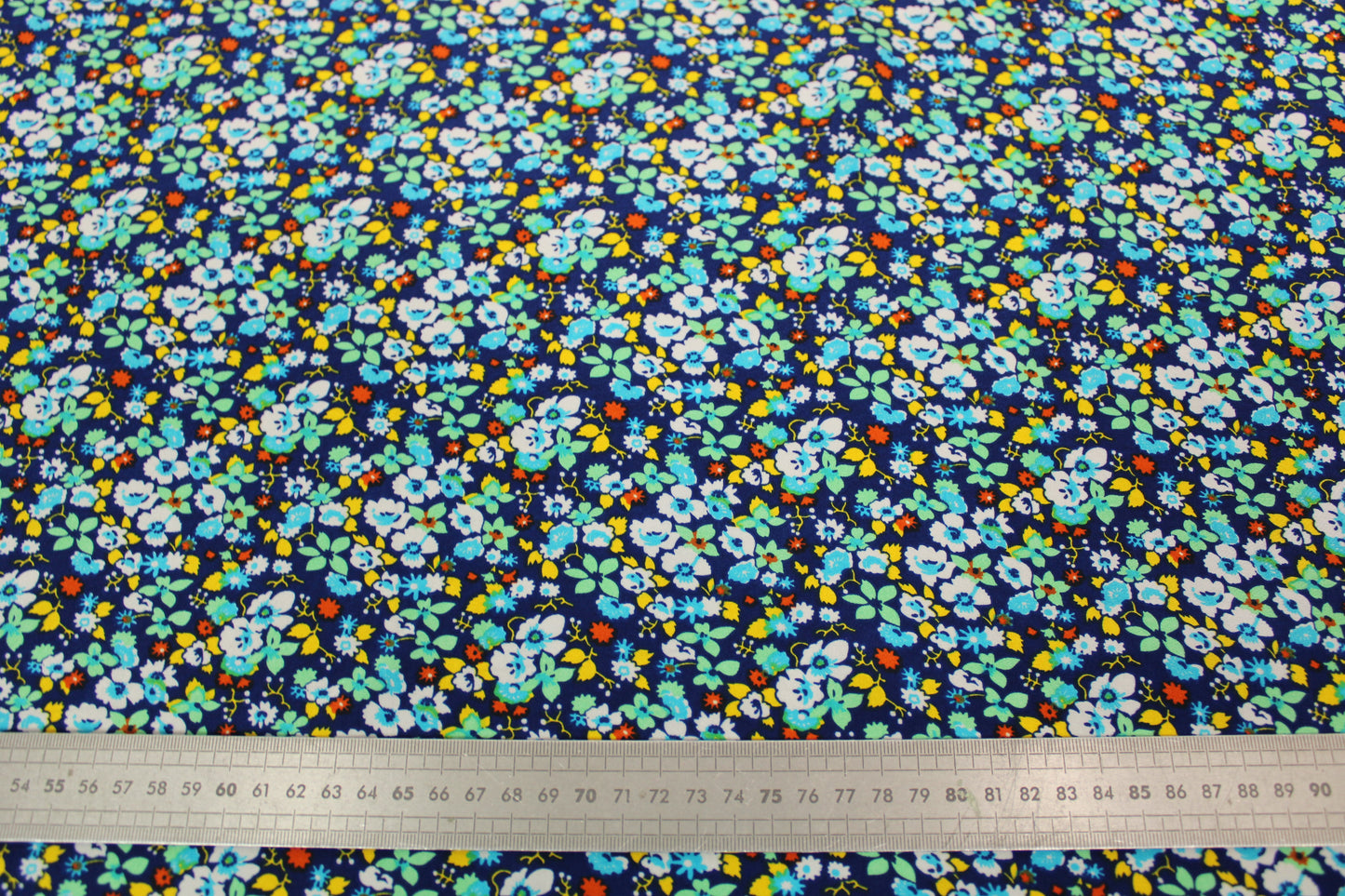 Tissu crêpe de chine 100% soie - imprimé fleuri - ton bleu - photo 3/4 | So Tissus