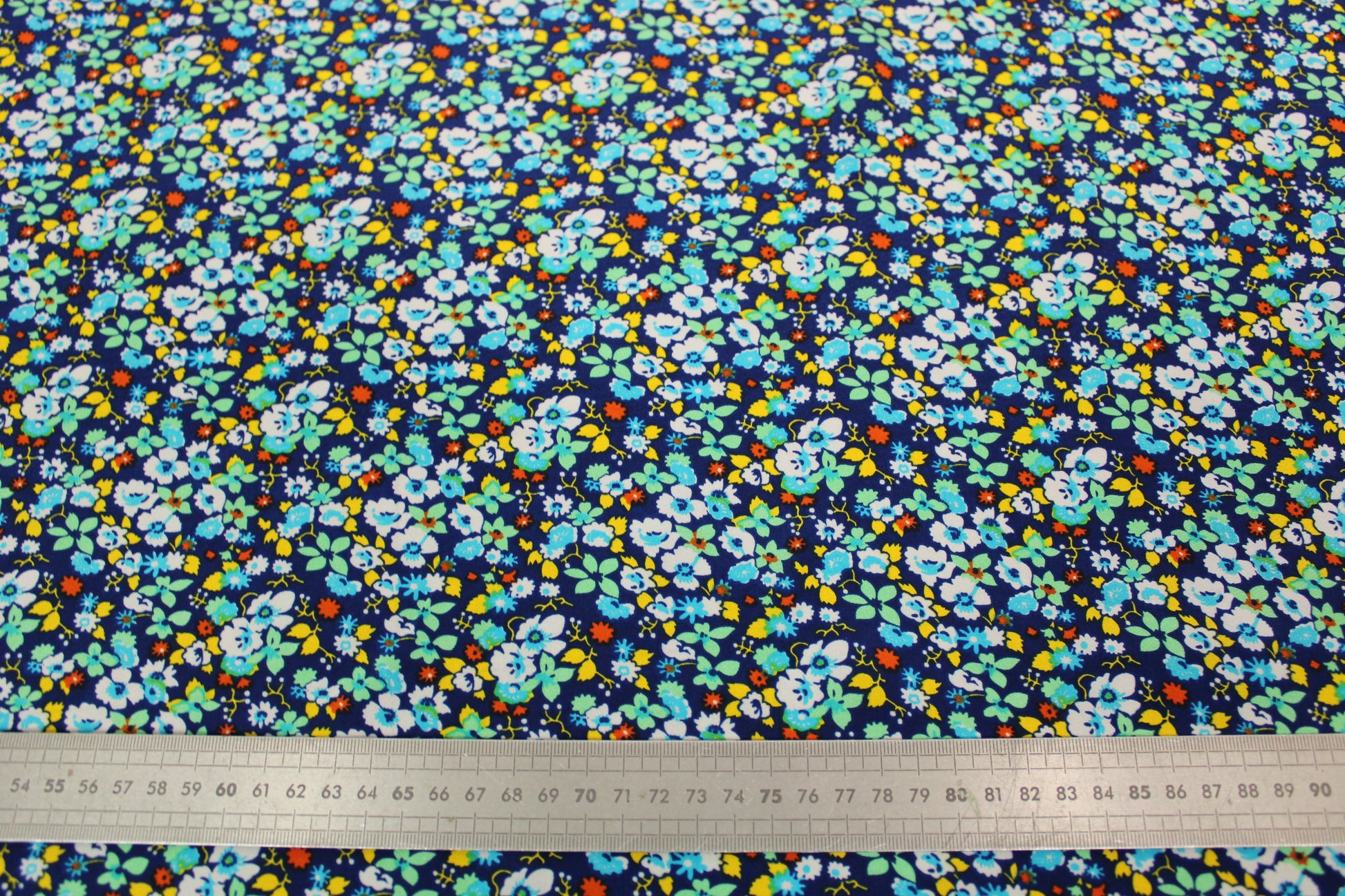 Tissu crêpe de chine 100% soie - imprimé fleuri - ton bleu - photo 3/4 | So Tissus