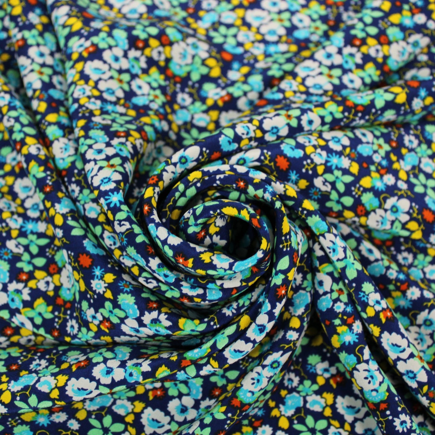 Tissu crêpe de chine 100% soie - imprimé fleuri - ton bleu - photo 1/4 | So Tissus