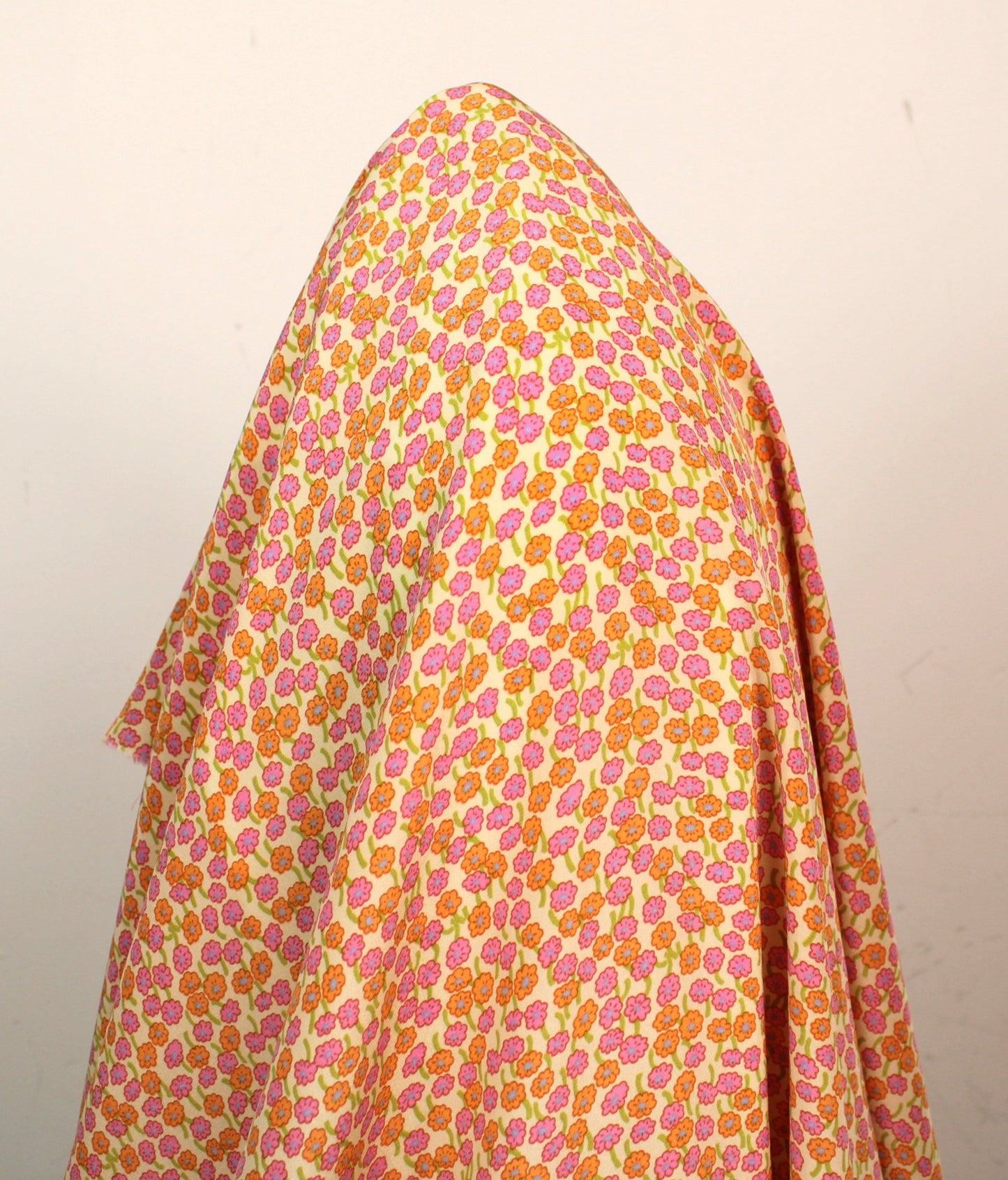 Tissu crêpe de chine 100% soie - imprimé fleurs rose et orange - photo 3/4 | So Tissus