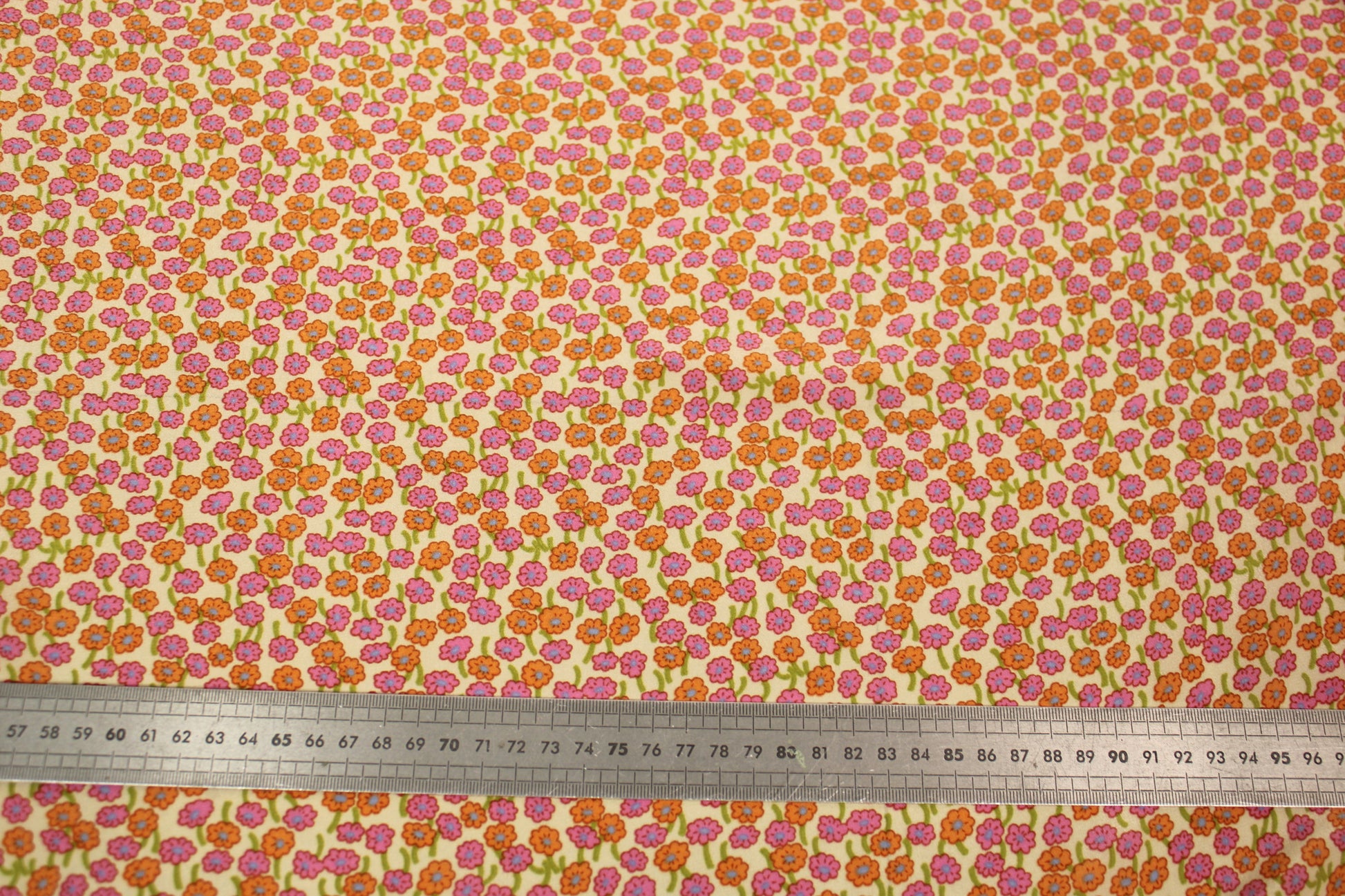 Tissu crêpe de chine 100% soie - imprimé fleurs rose et orange - photo 4/4 | So Tissus